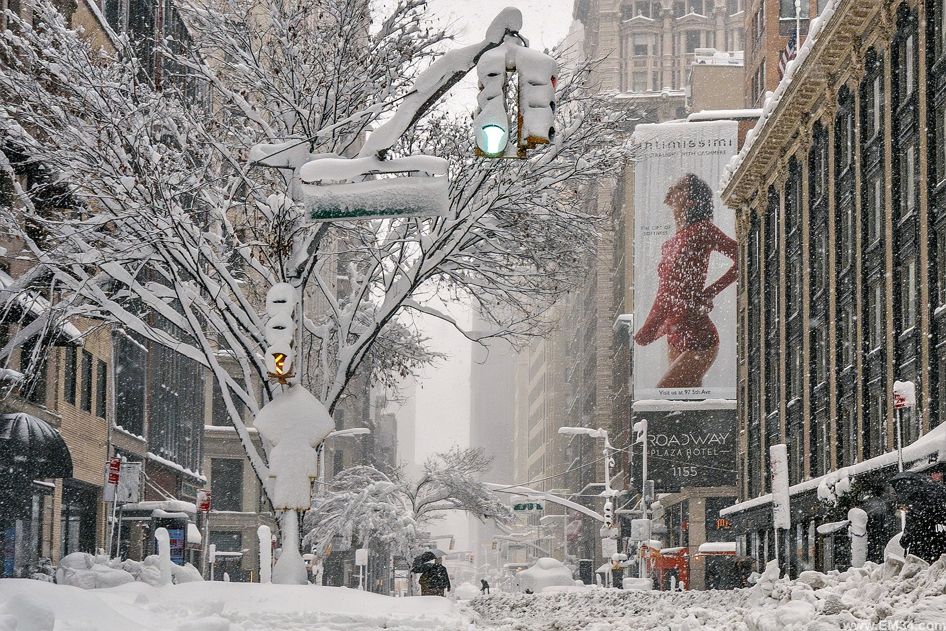Blizzard in Manhattan, New York — two days ago. After 25 years here I braved the freezing storm to capture fairy-tale snow at iconic spots. Emin Kuliyev — Award-Winning Wedding Photojournalist NYC & USA | Best Wedding Photographer Known for Candid, Timeless Moments