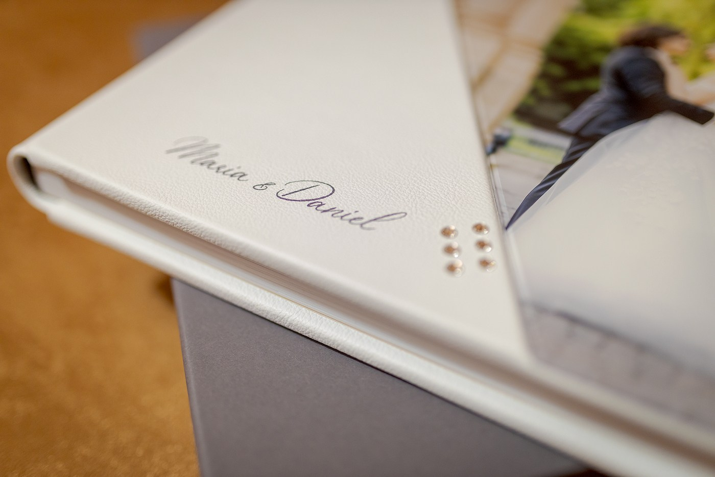 Albume de nunta cu finisaje premium si cristale Swarovski – Fotolens