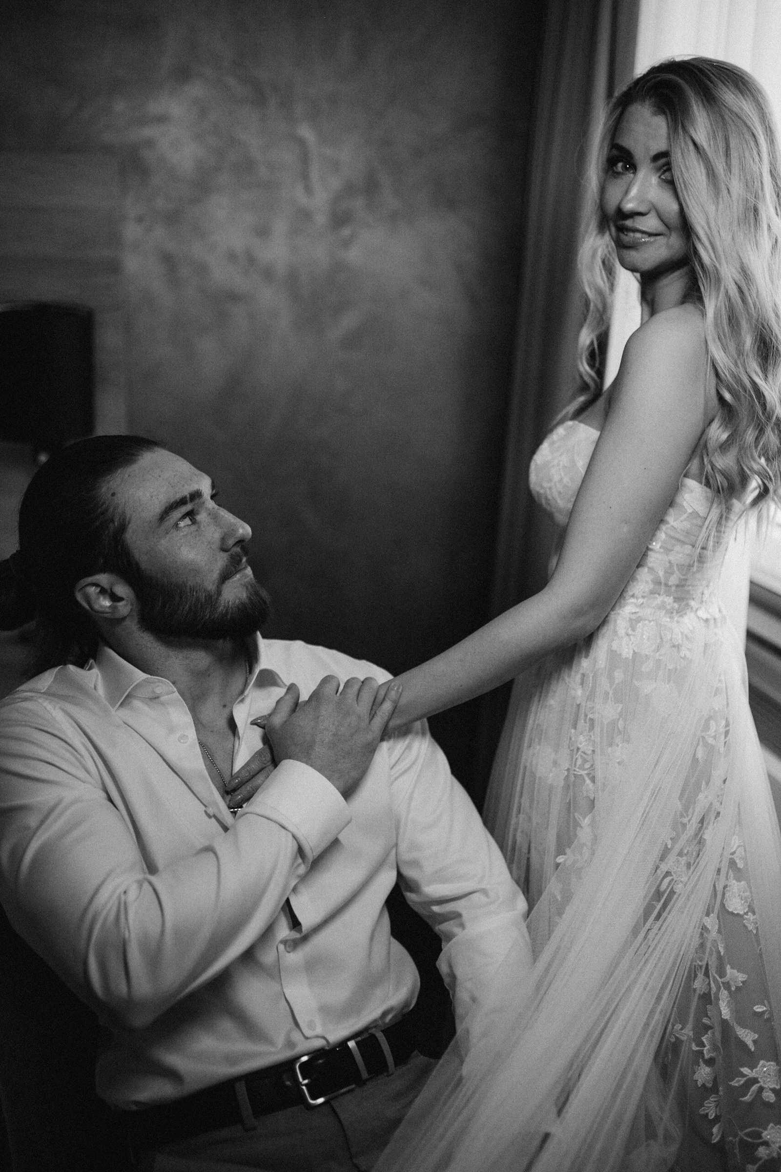 Händchenhaltend, verliebt und glücklich – Braut und Bräutigam während der Hochzeitszeremonie