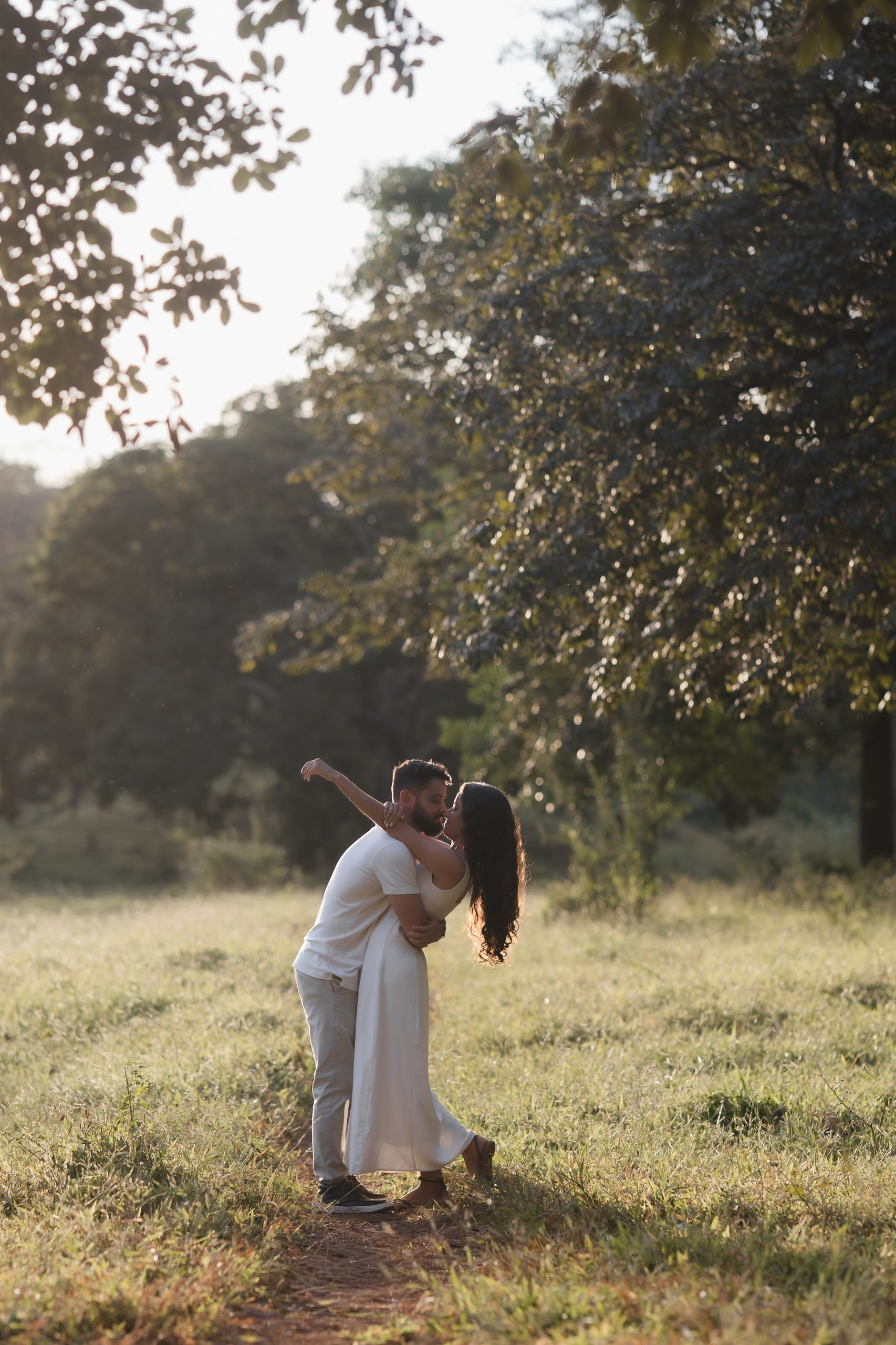 Diego e Luana durante ensaio de noivado em Belo Horizonte, registrando momentos de amor, conexão e cumplicidade em uma fotografia natural e espontânea.