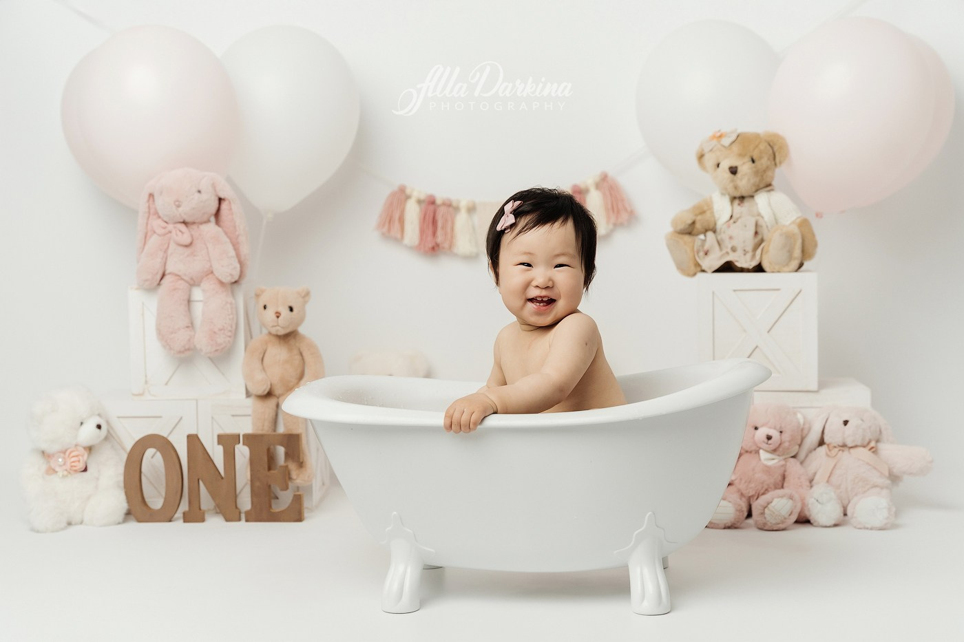 Cake smash session. Newborn and family photographer. Hills District. Sydney