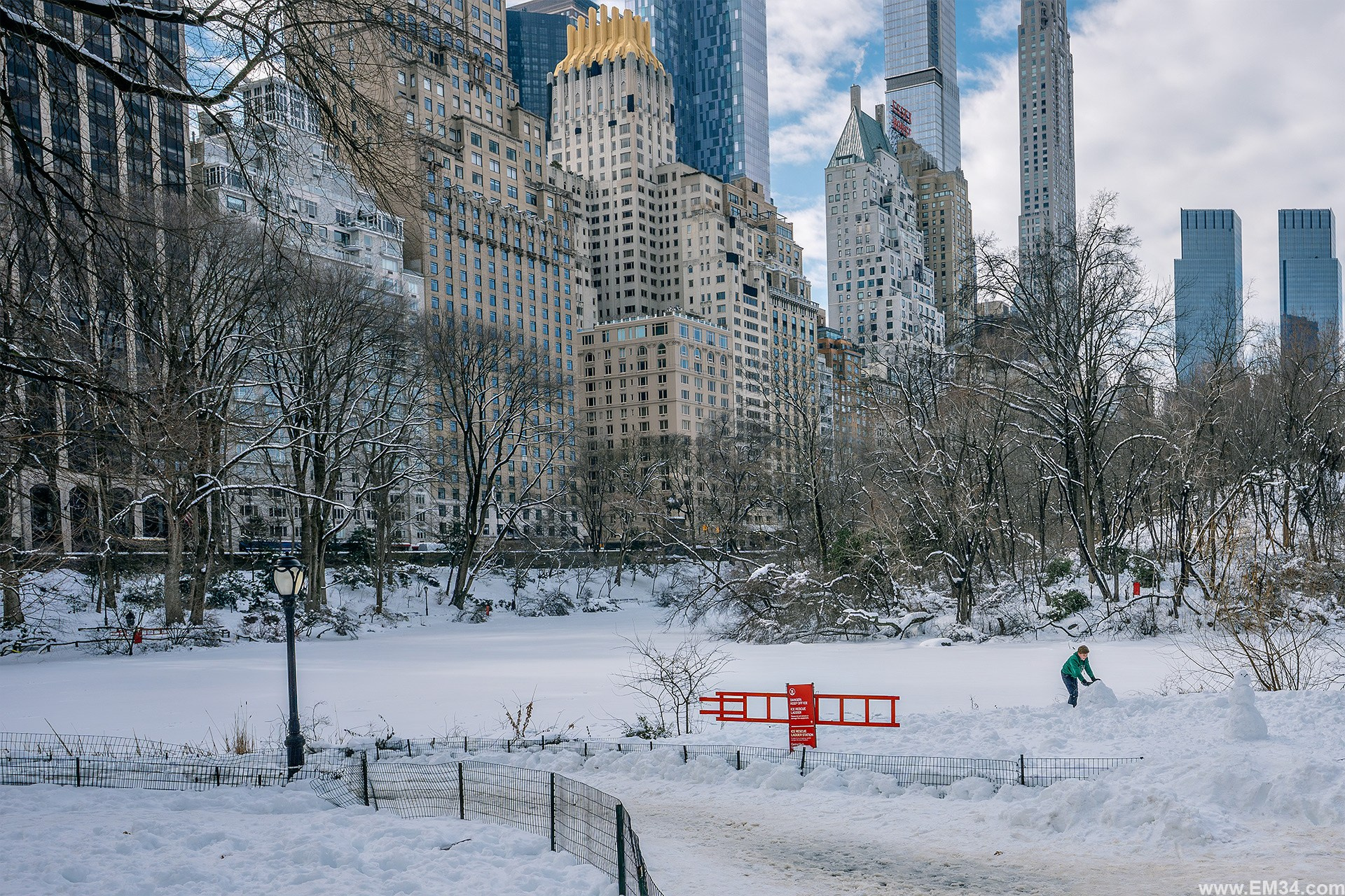 Two days after the blizzard, I walked from Central Park at 59th to Grand Central. Raw street photos of NYC quietly carrying on. Emin Kuliyev — Award-Winning Wedding Photojournalist NYC & USA | Best Wedding Photographer Known for Candid, Timeless Moments