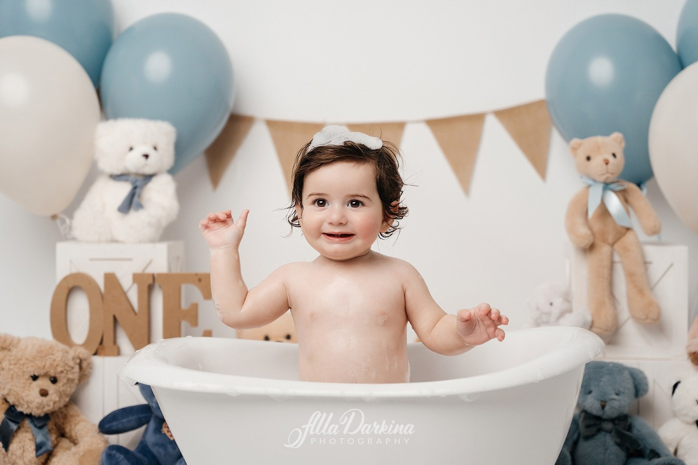 Teddy bear cake smash session. Newborn and family photographer. Hills District. Sydney