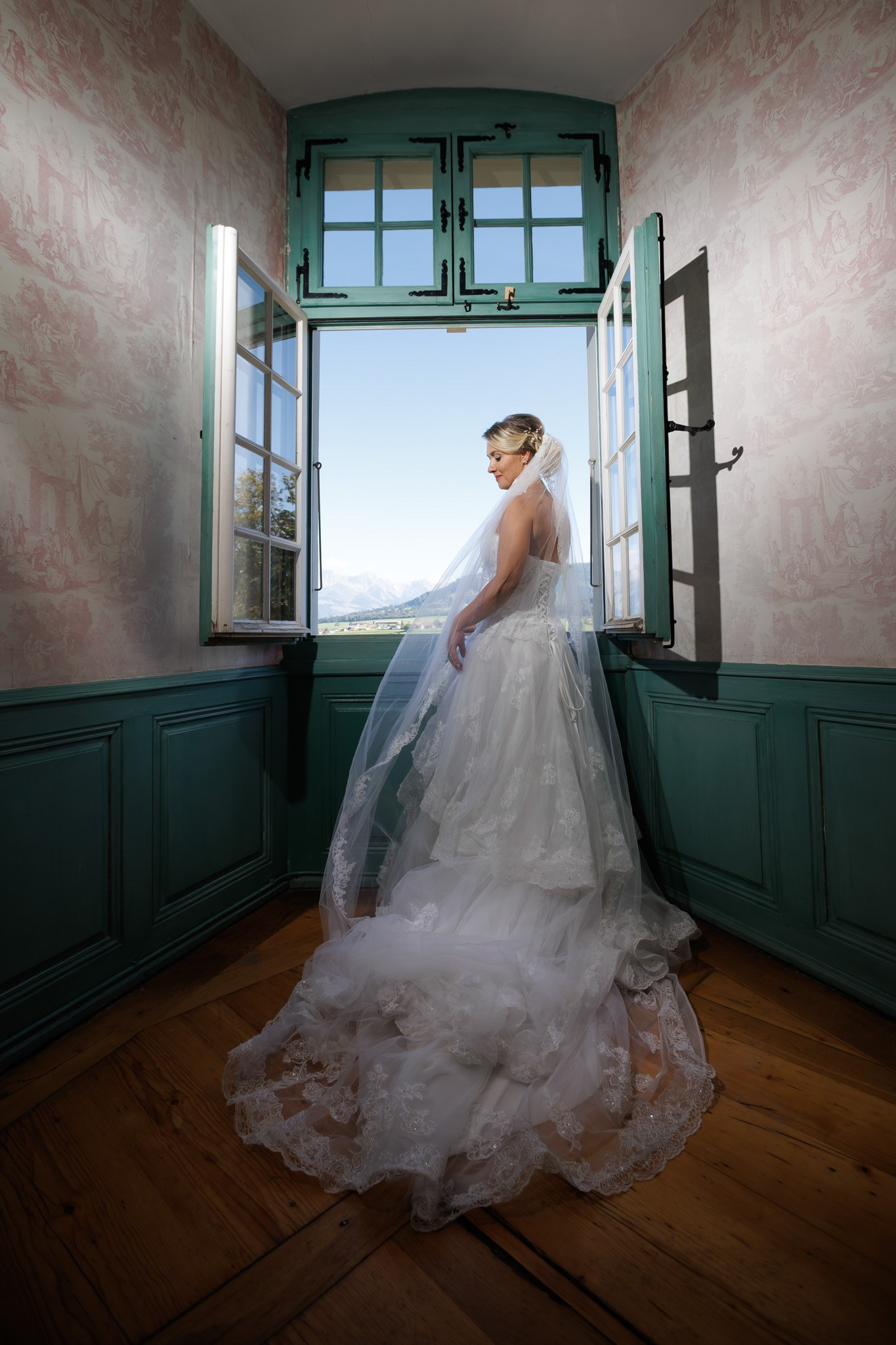 Pregătirile nunții în interiorul Château de Vaulruz, Elveția