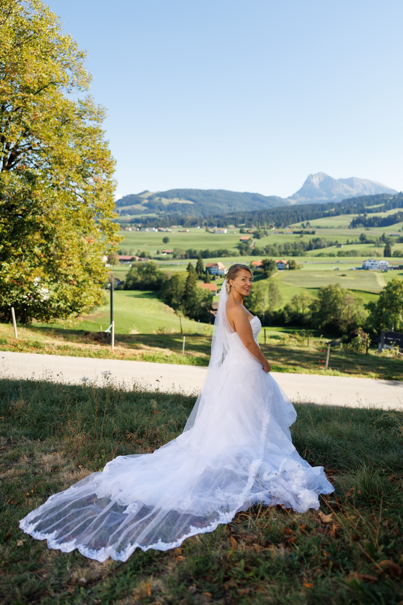 Portret de mireasă în exteriorul Château de Vaulruz