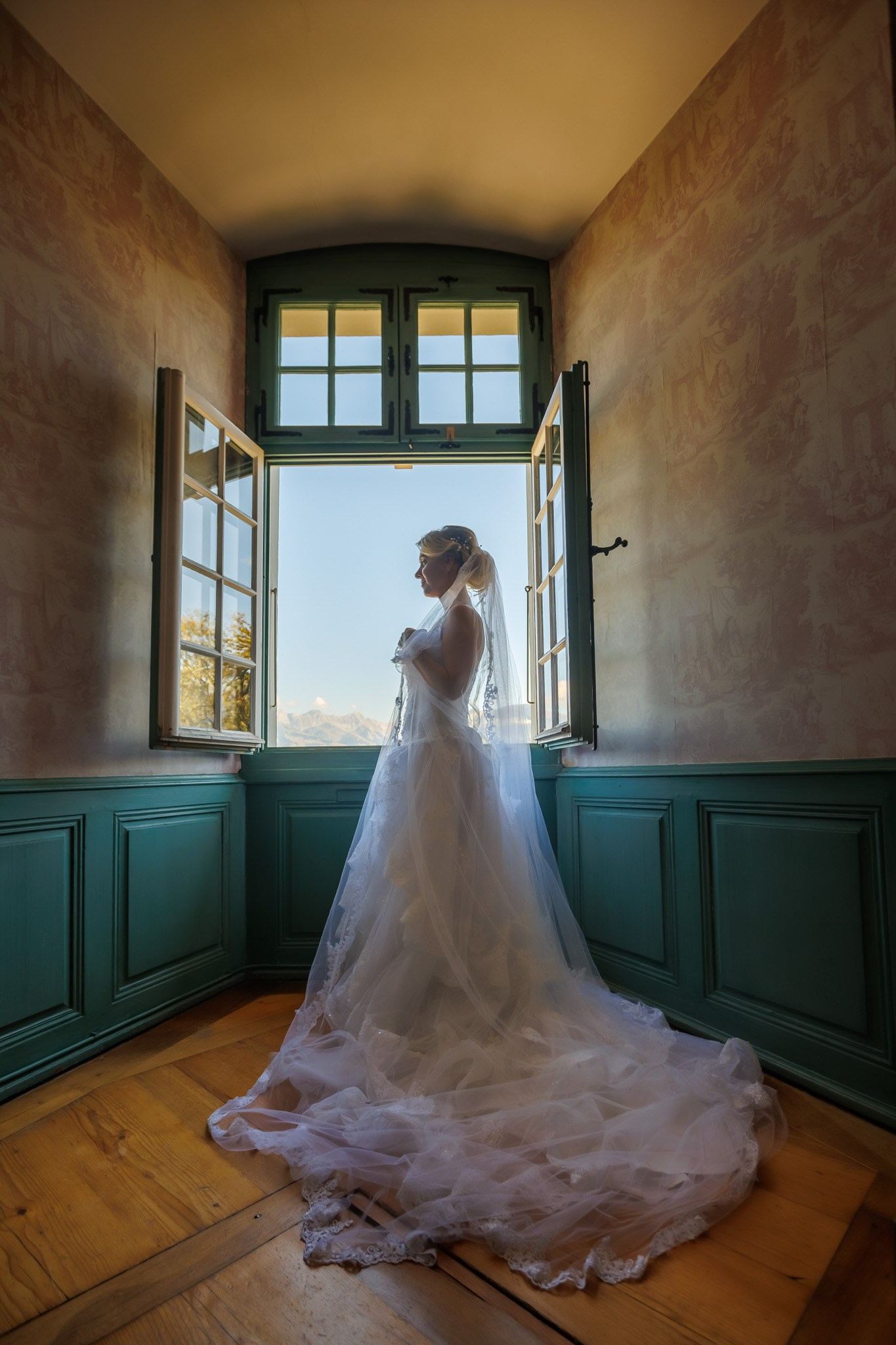 Mireasa în rochia de nuntă, în interiorul Château de Vaulruz