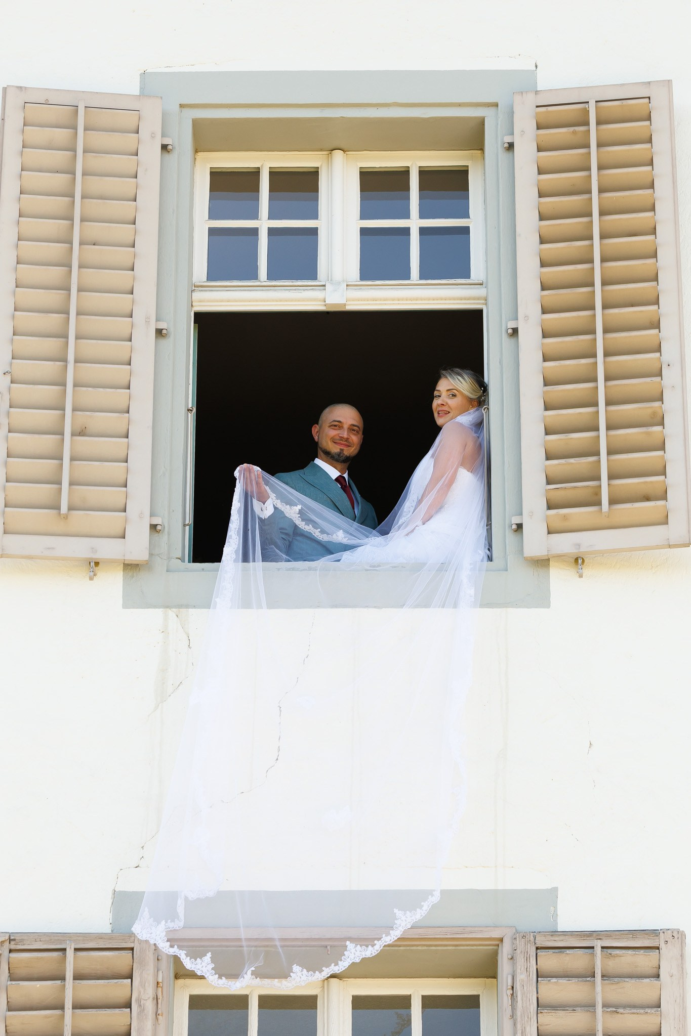 Mirele la fereastra unei clădiri istorice din Vaulruz