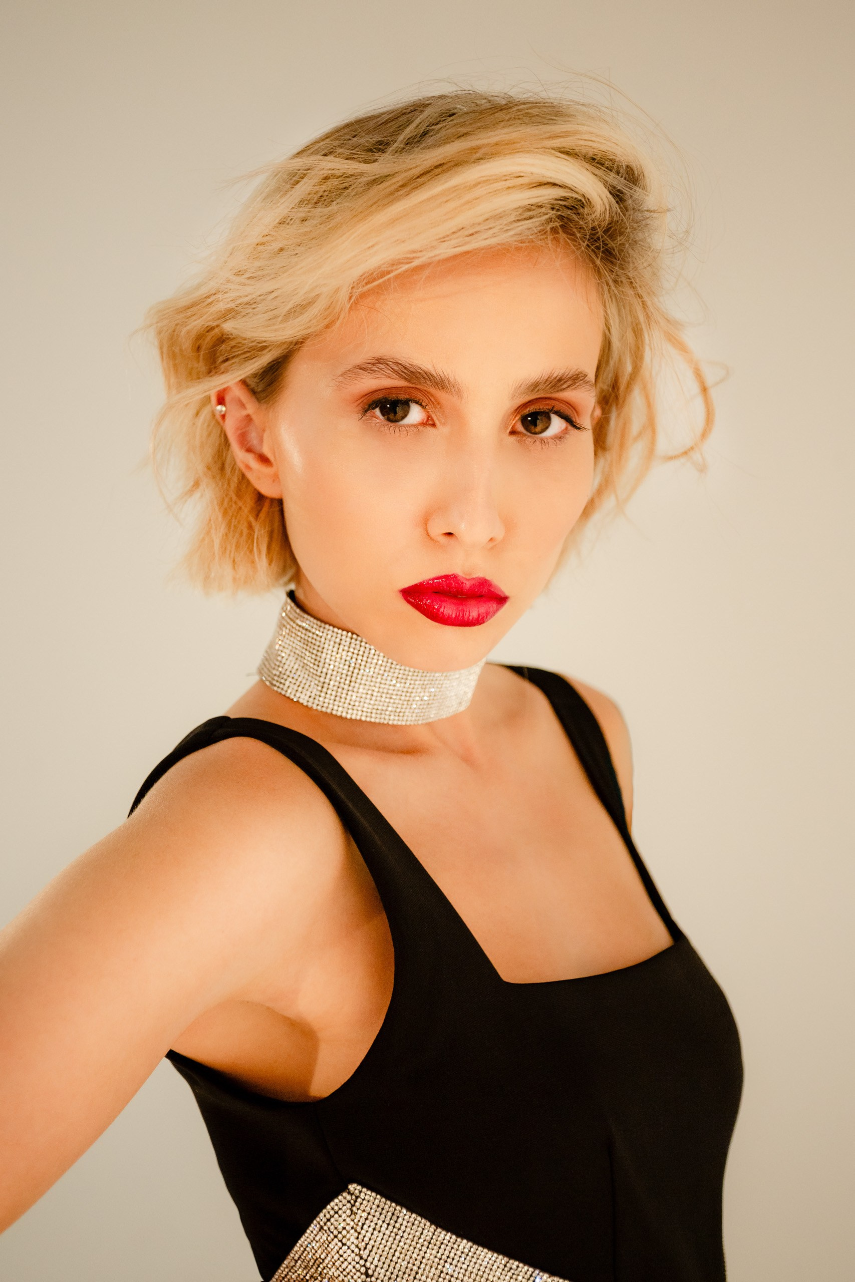 Fotografia de ensaio feminino em estúdio para editorial de moda em Balneário Camboriú