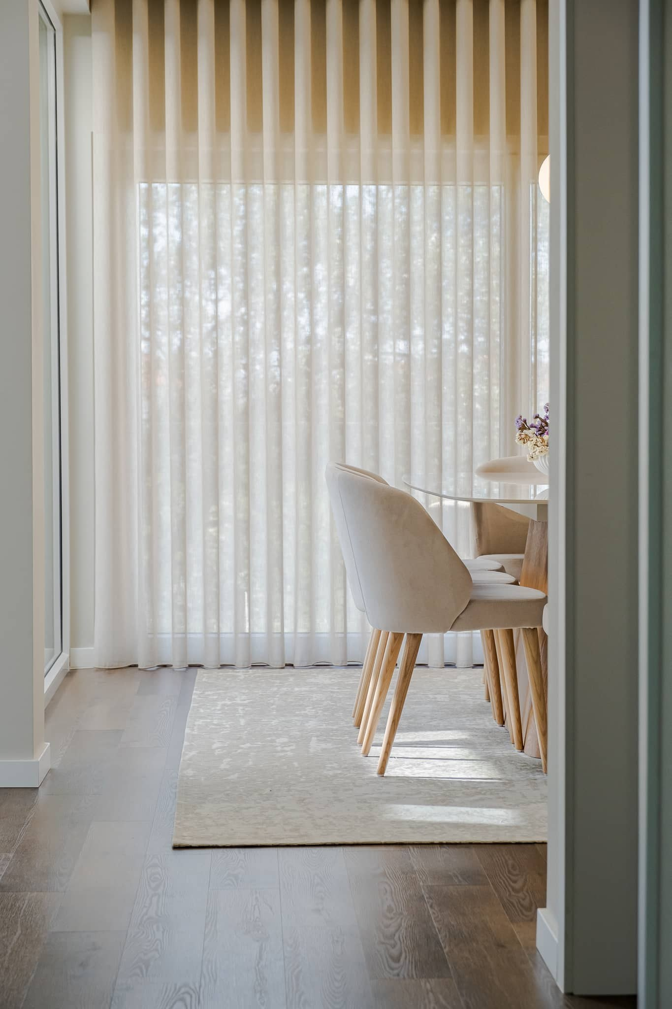 detalhe de sala de jantar com ampla janela