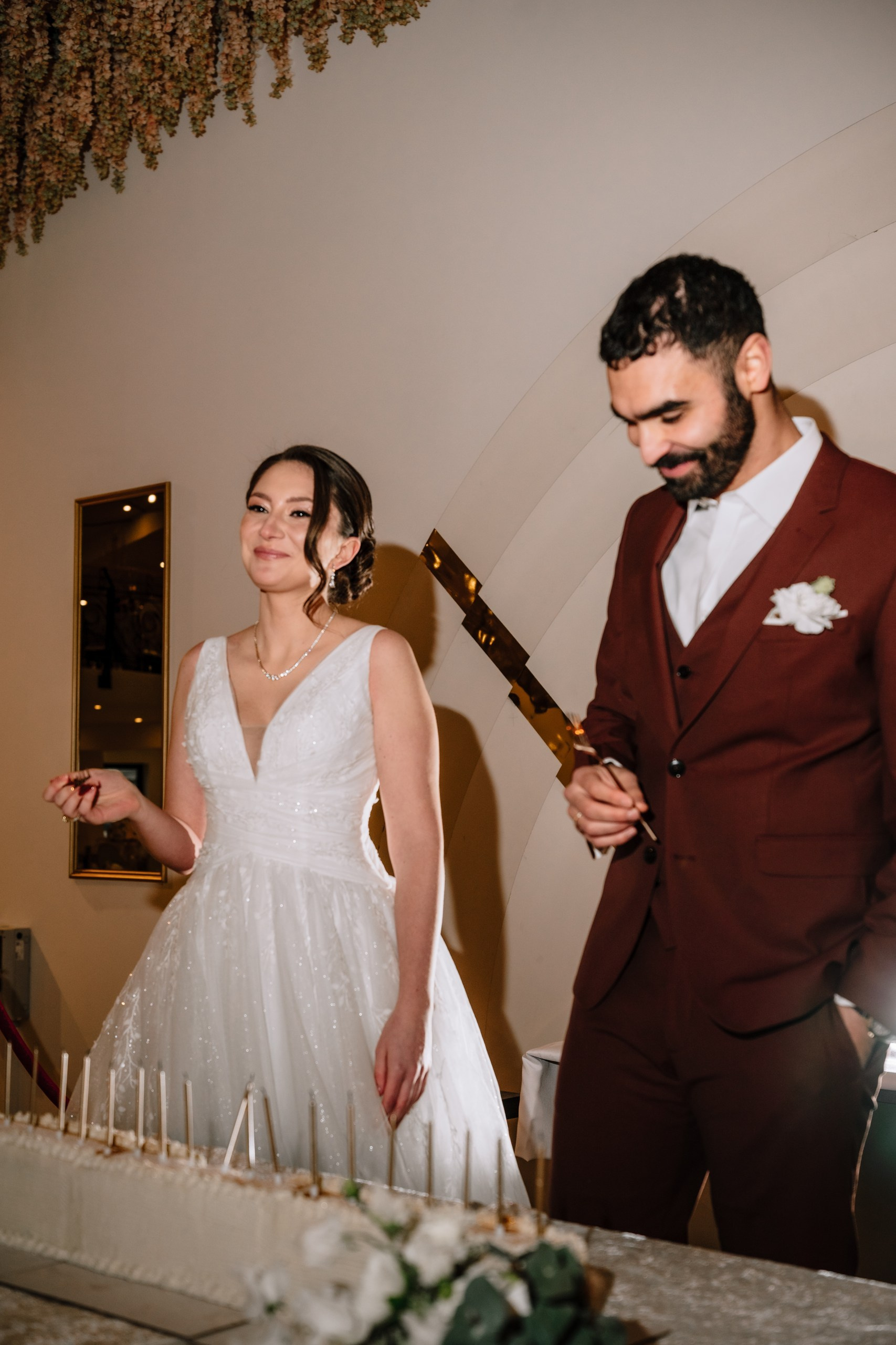 Fröhliche Hochzeitsfeier mit Torte im The Eventery fotografiert von Hochzeitsfotografin Anna Saribekyan