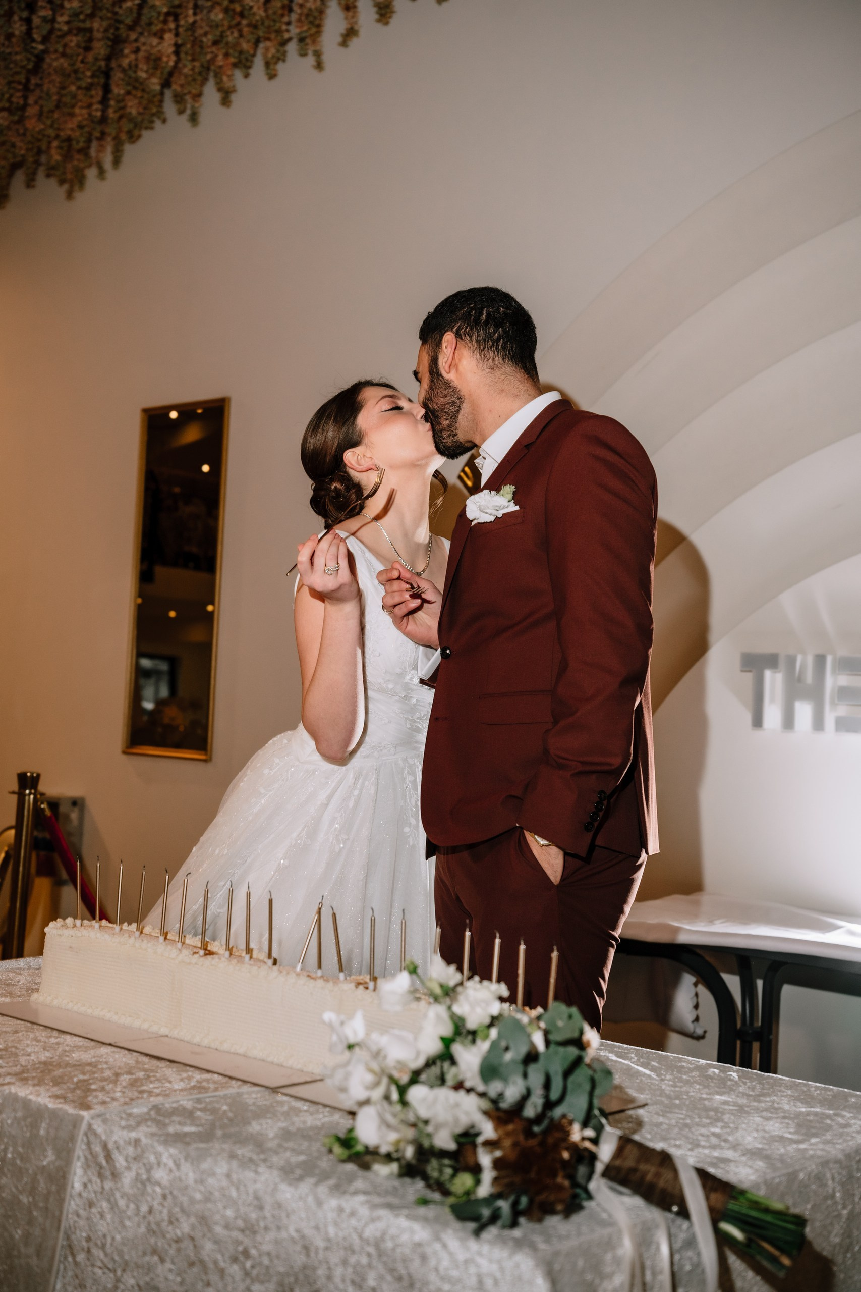 Tortenanschnitt von Vanessa und Tahar bei ihrer Hochzeit im The Eventery fotografiert von Anna Saribekyan