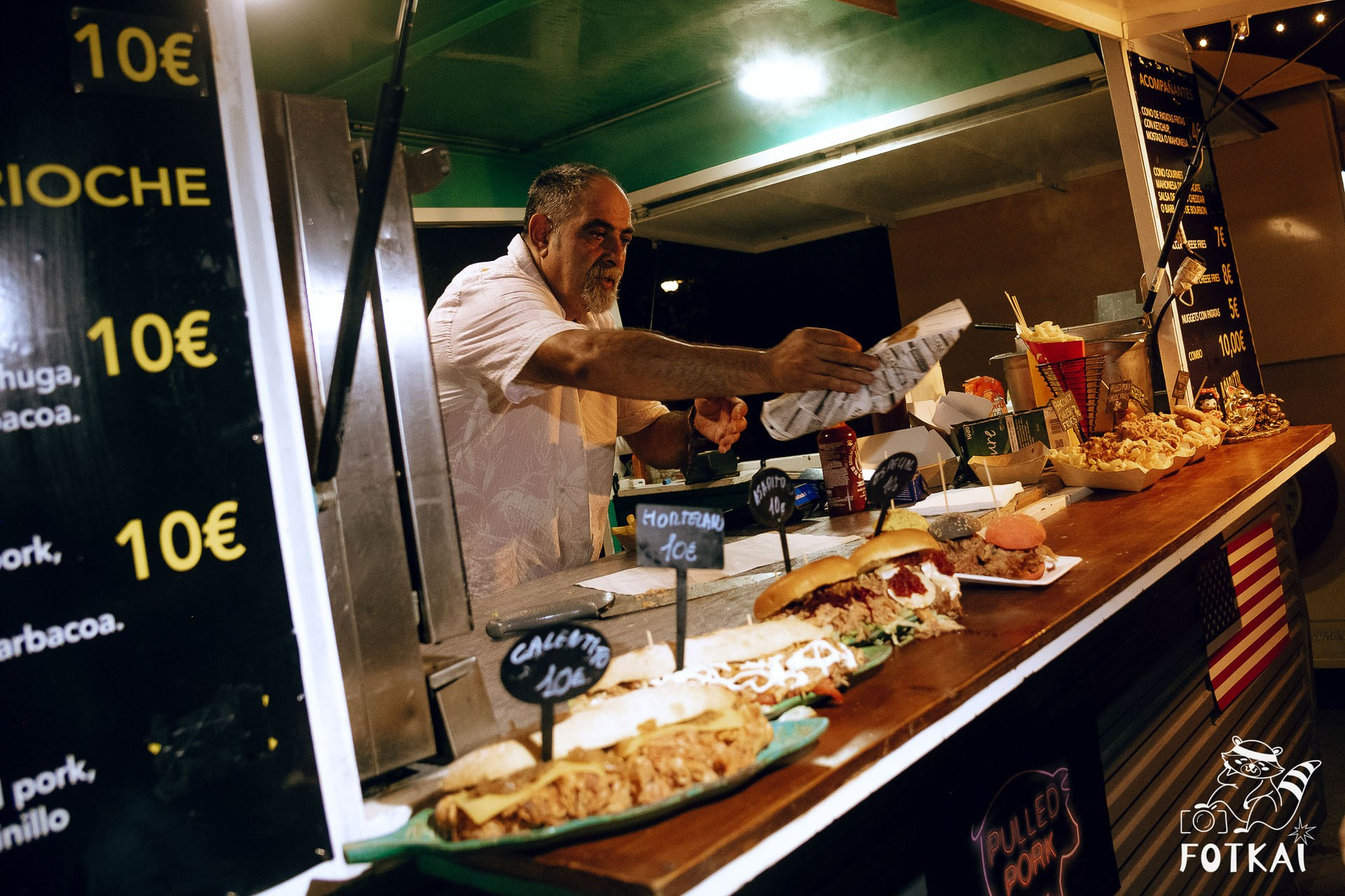 Фотоотчёт Street Food Market Torrevieja — Seguridad Social & Las Hienas DJs | FOTKAI