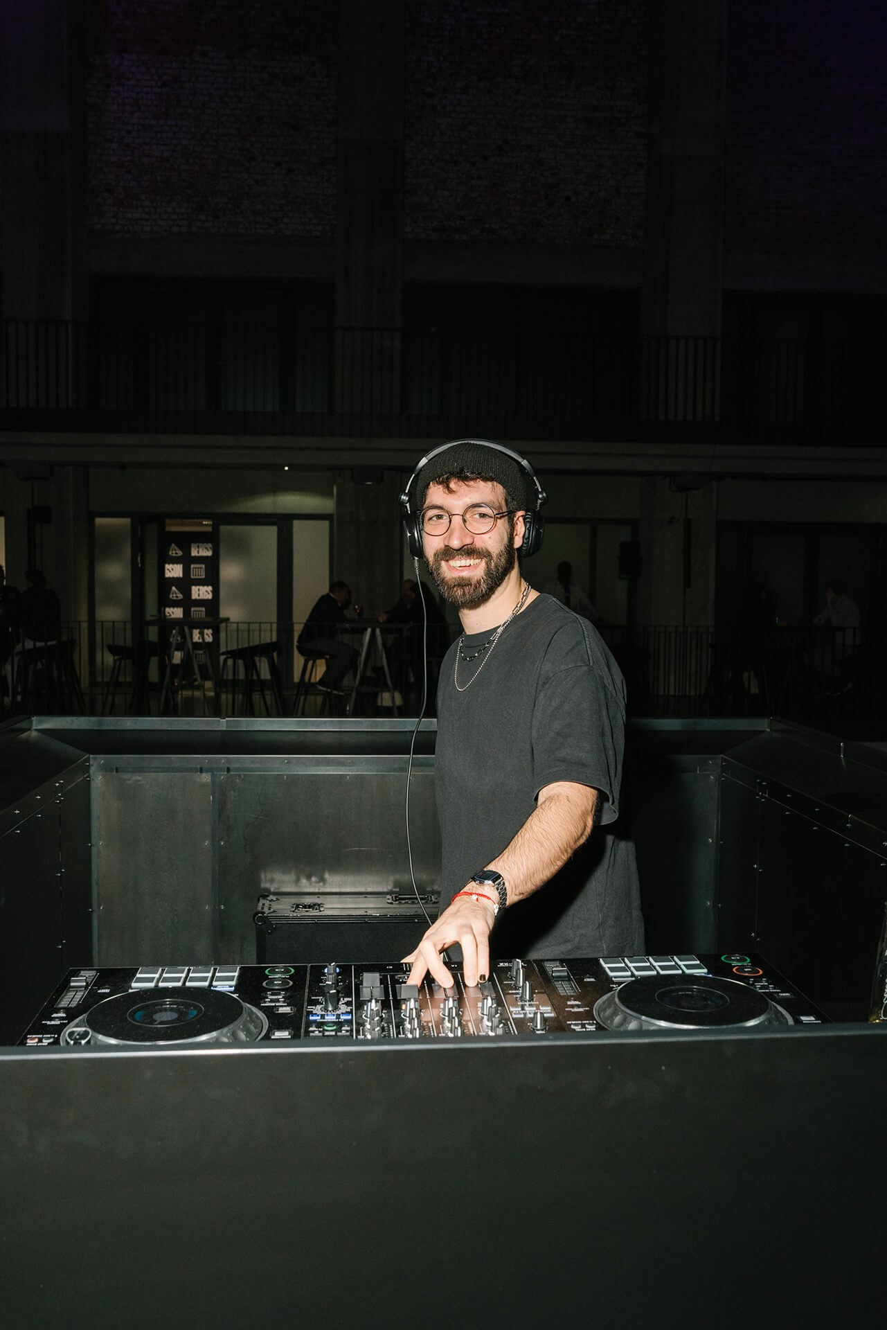 Event-DJ legt bei einer abendlichen Firmenfeier auf