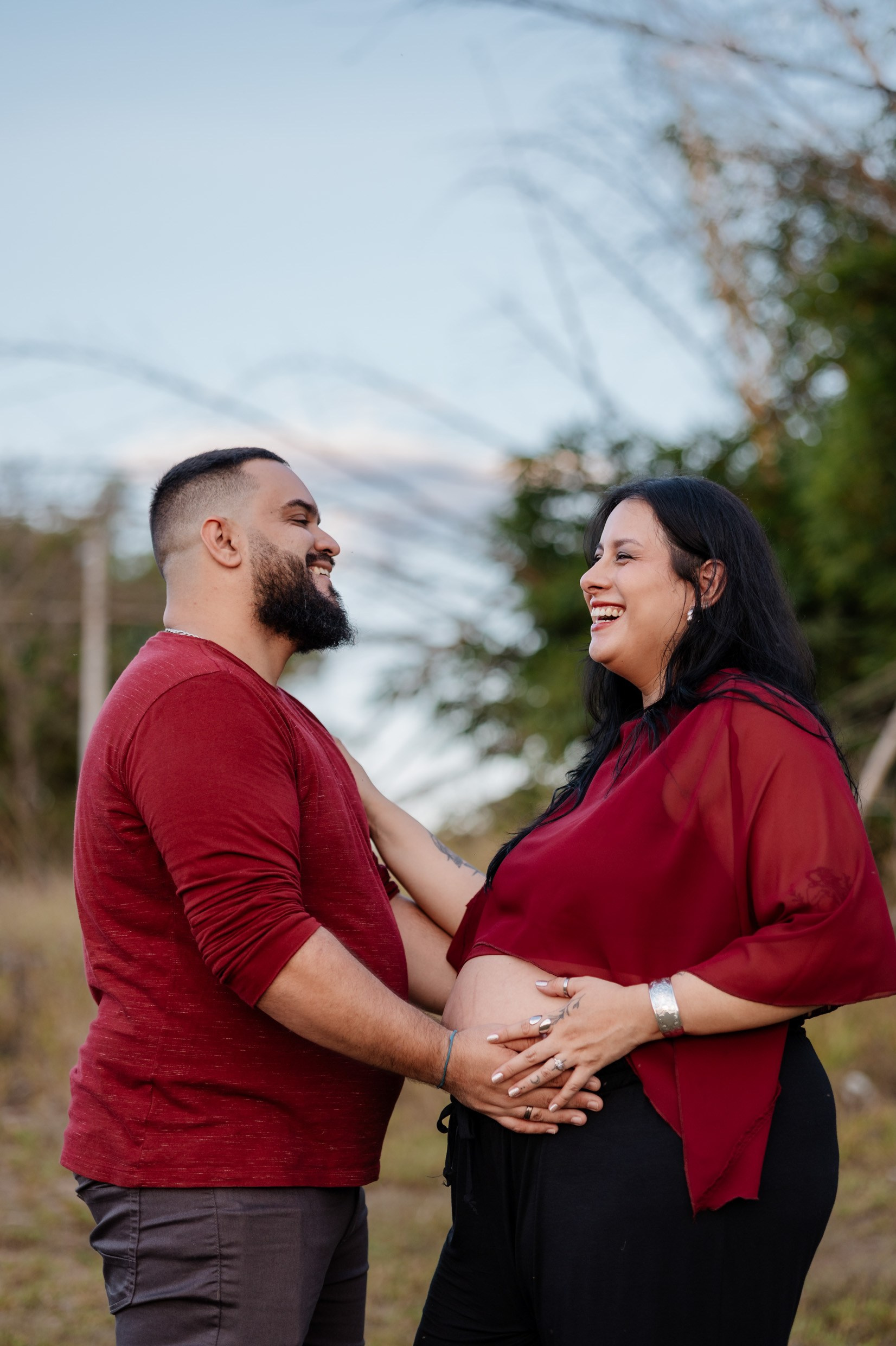 Casal em ensaio de maternidade