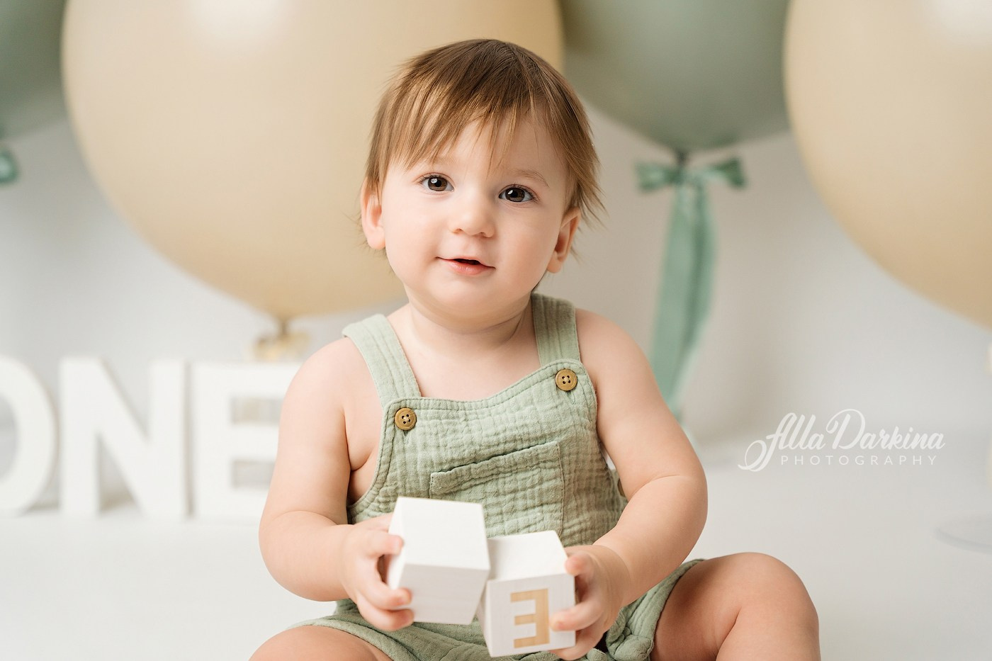 Cake smash session price guide. Newborn and family photographer. Hills District. Sydney