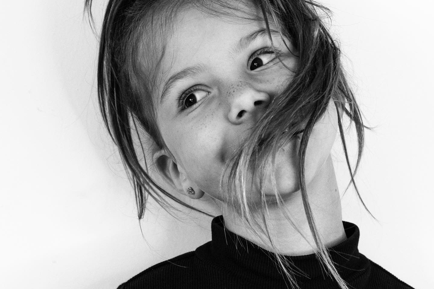 ritratto bianco e nero di bimba con lentiggini