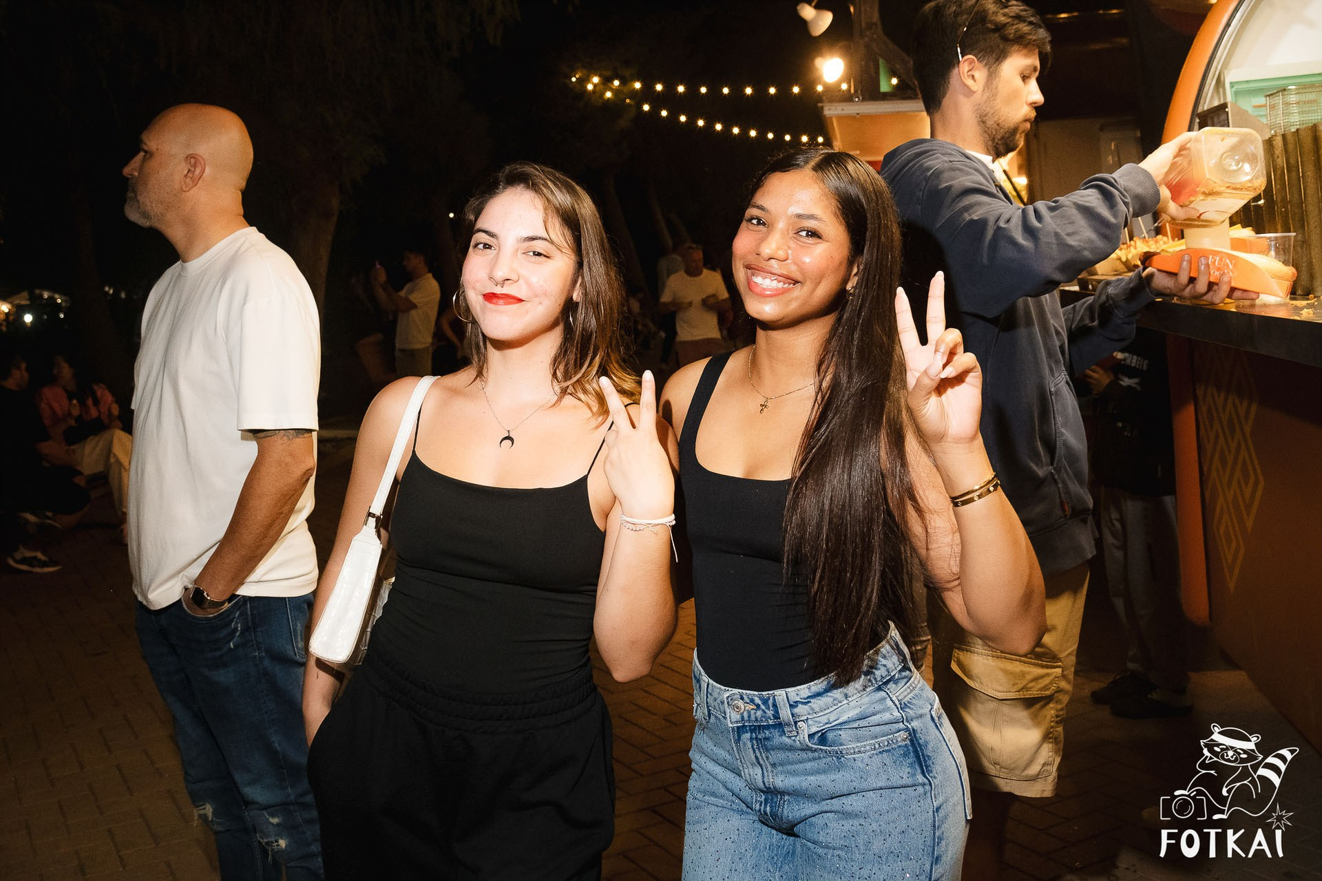 Фотоотчёт Street Food Market Torrevieja — Seguridad Social & Las Hienas DJs | FOTKAI