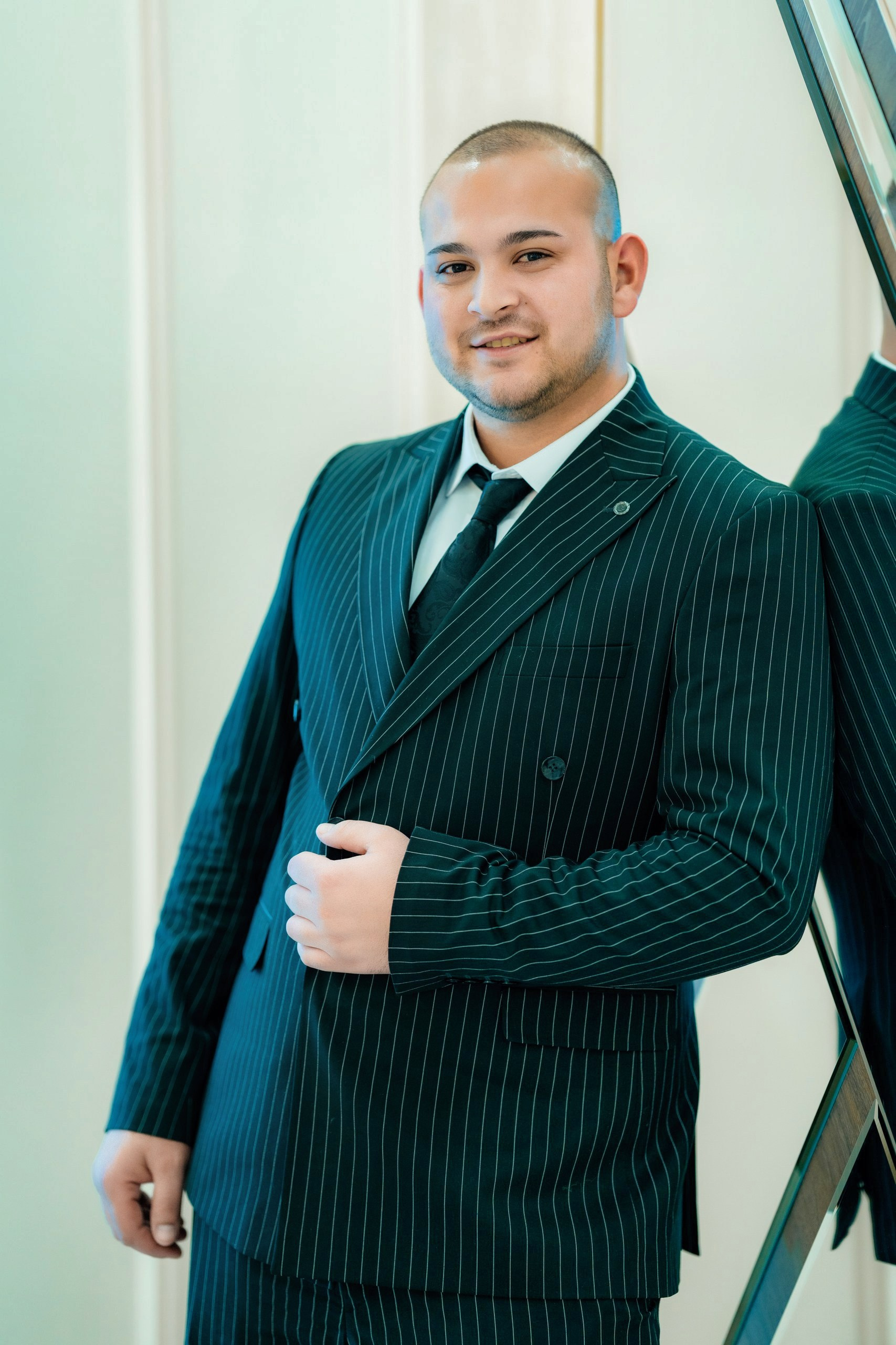 Fotograf nuntă Târgu Neamț – Samuel și Roxana, fotografie autentică realizată de AlinoFotoStudio 2. Fotograf nuntă Iași, Bacău, Suceava și Botoșani – Alin Chirilă surprinzând momente reale de nuntă 3. Fotografie de nuntă cu emoție și credință – AlinoFotoStudio, fotograf povestitor 4. Fotograf profesionist nuntă în Moldova – cadre naturale și pline de emoție 5. Alin Chirilă fotograf nuntă – poveste reală surprinsă prin fotografie 6. Fotograf nuntă cu stil documentar – momente autentice din ziua nunții Pregătiri mireasă acasă – fotografie naturală realizată de Alin Chirilă fotograf nuntă 8. Detalii din ziua nunții – fotograf nuntă Iași și Botoșani, AlinoFotoStudio 9. Emoții din dimineața nunții – fotograf profesionist Moldova 10. Cadre autentice din pregătiri – fotograf nuntă Suceava și Bacău Ceremonie religioasă nuntă – moment emoționant surprins de fotograf Alin Chirilă 12. Nuntă cu valori creștine – fotografie din biserică realizată cu discreție 13. Rugăciune și emoție în ziua nunții – fotograf nuntă Târgu Neamț 14. Legământ în fața lui Dumnezeu – fotografie de nuntă autentică 15. Fotograf nuntă biserică – momente sincere și pline de semnificație Petrecere de nuntă – cadre naturale realizate de AlinoFotoStudio 17. Bucurie și dans la nuntă – fotograf nuntă Iași și împrejurimi 18. Momente autentice de la restaurant – fotograf nuntă Bacău Suceava 19. Atmosferă de nuntă surprinsă discret – Alin Chirilă fotograf -AlinoFotoStudio – fotograf nuntă cu abordare naturală și emoțională 21. Alin Chirilă fotograf – povestitor prin fotografie de nuntă 22. Fotograf nuntă în Moldova – stil documentar și autentic 23. Fotografie de nuntă sinceră și elegantă – AlinoFotoStudio- Fotograf nuntă Iași Bacău Suceava Botoșani – Alin Chirilă AlinoFotoStudio 26. Fotograf nuntă Târgu Neamț și Moldova – fotografie profesională de eveniment 27. Fotograf nuntă cu valori creștine și stil documentar – AlinoFotoStudio - Alin Chirilă – AlinoFotoStudio Fotograf nuntă Iași • Bacău • Suceava • Botoșani - Samuel & Roxana, Târgu Neamț -Momente reale, trăite sincer și păstrate pentru totdeauna.