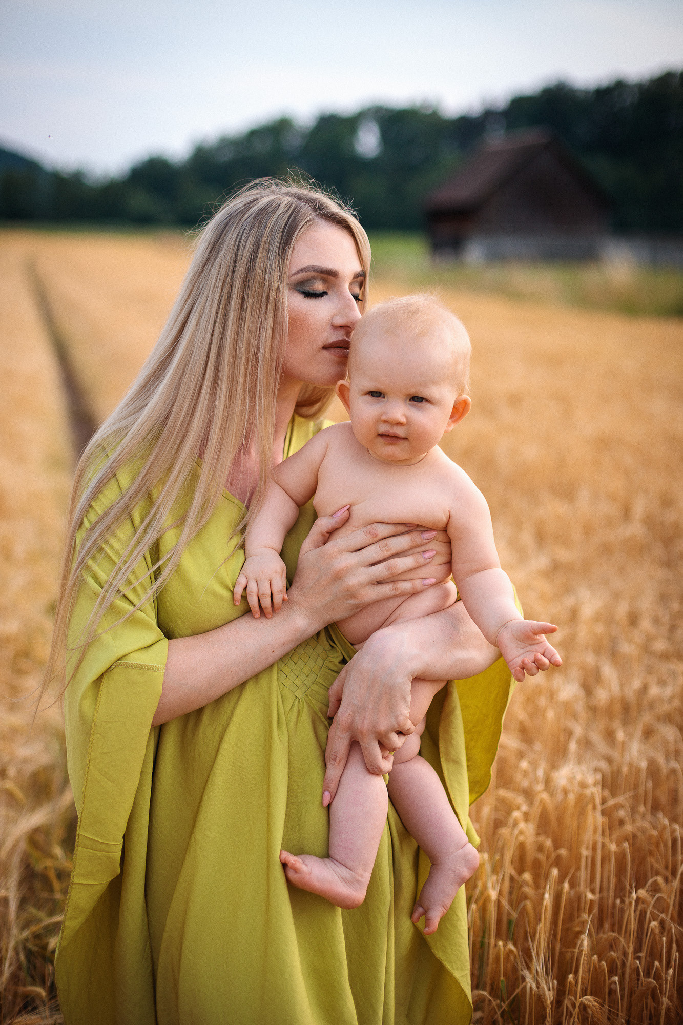Mutter mit kleinem Baby im Feld. Familien shooting in Heilbronn, Stuttgart und Heidelberg