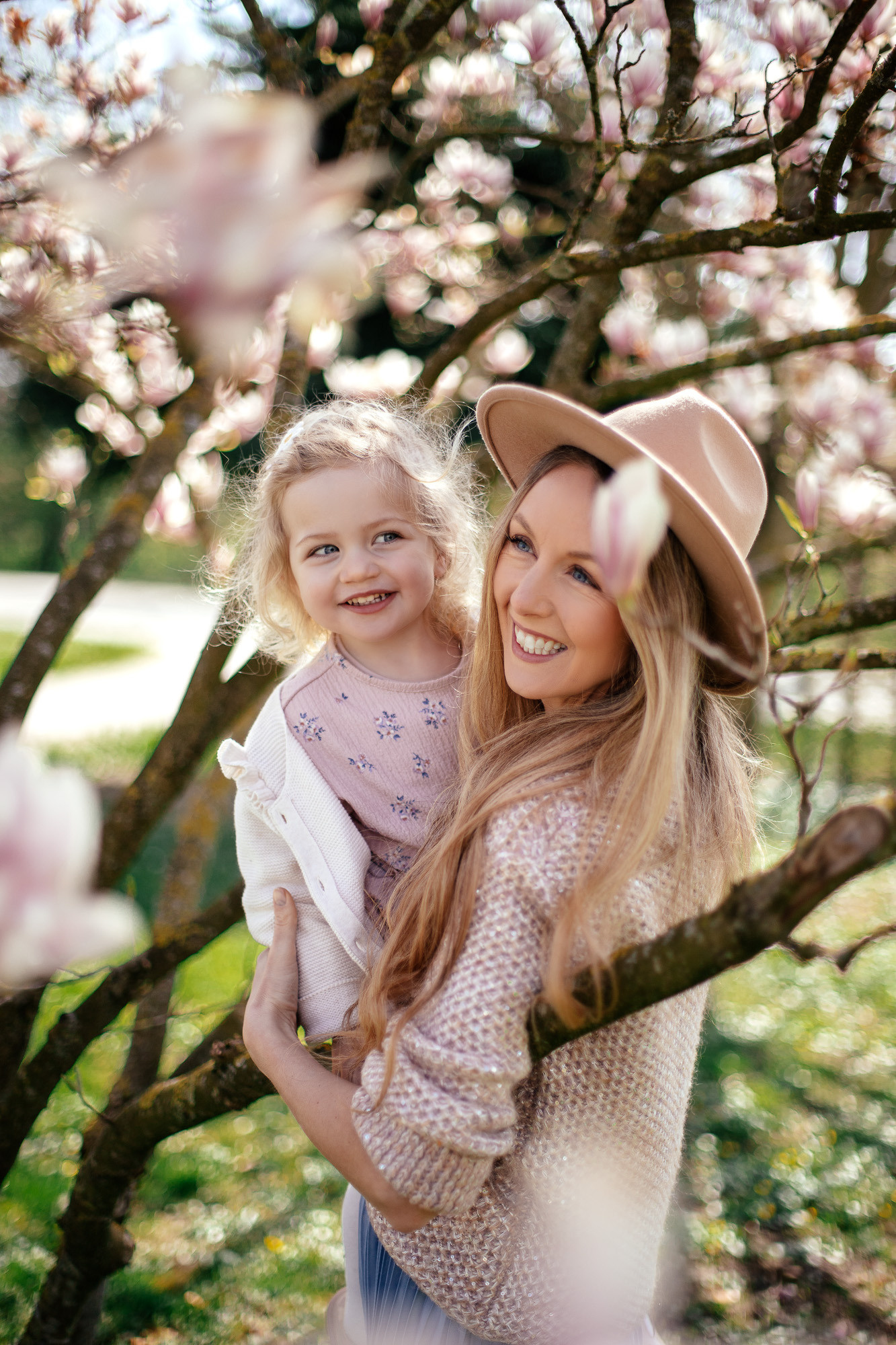 Mama mit kleiner Tochter in Frühlingsblumen in Bad Rappenau. Familien shooting in Heilbronn, Stuttgart, Heidelberg, Öhringen