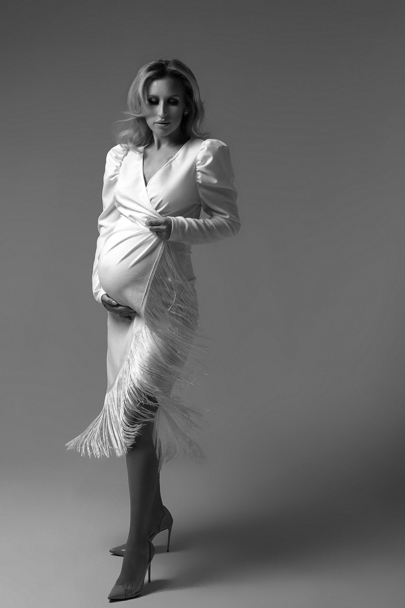 Blonde schwangere Frau im Studio in Heilbronn