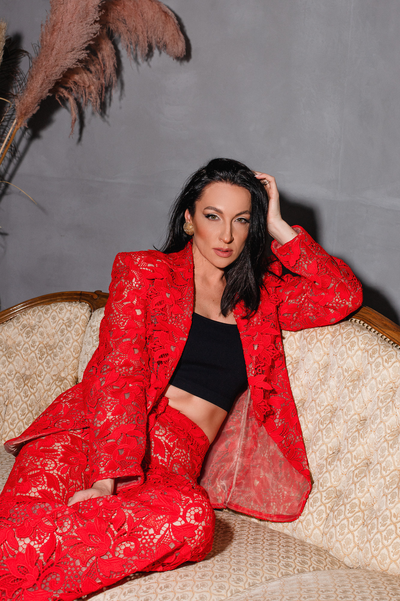 Studio Fotoshooting für Frau in rotem Anzug. Frauen Fotografie in Heilbronn, Stuttgart, Heidelberg, Öhringen.