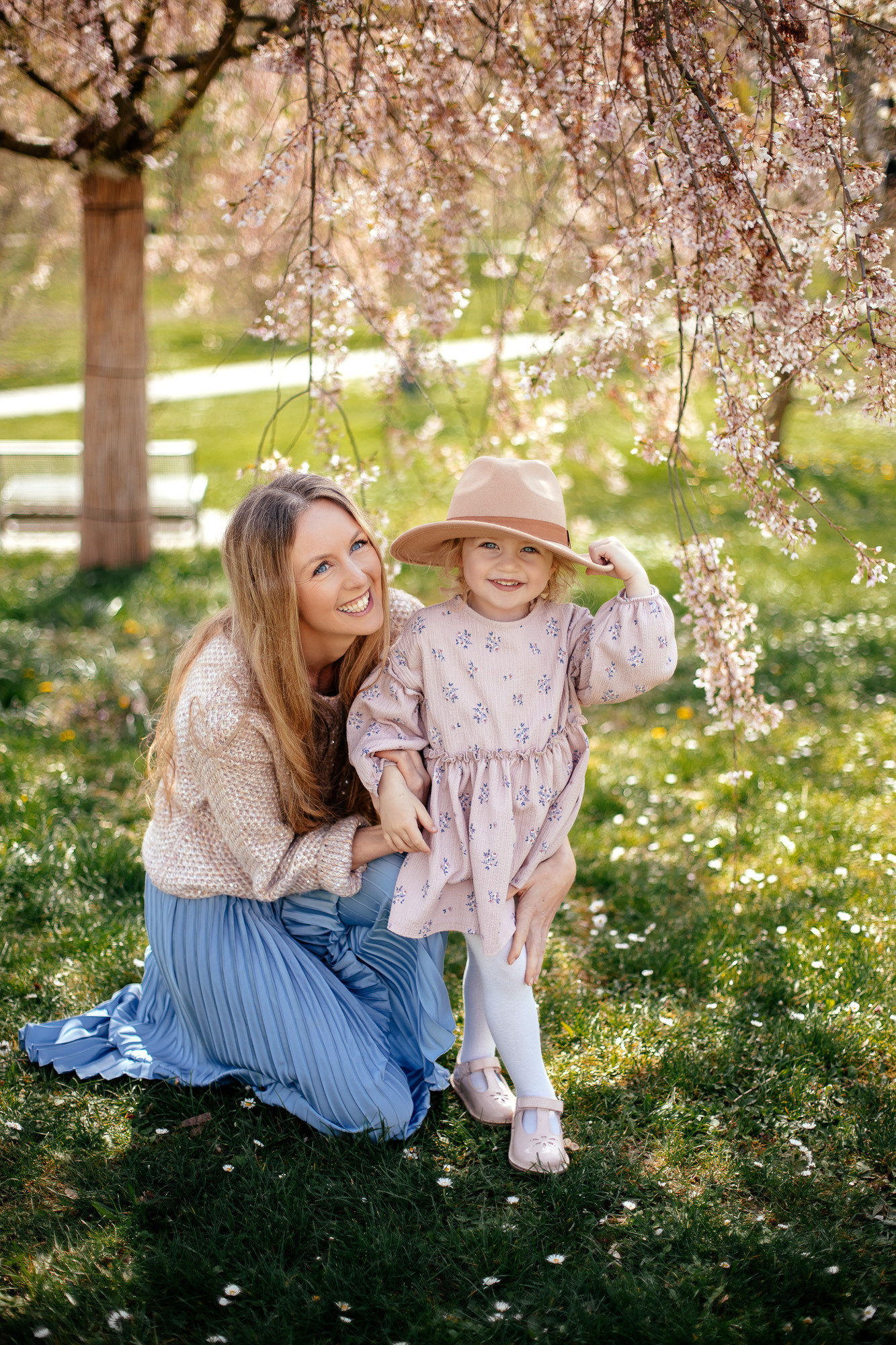 Wunderschöne Mama mit kleiner Tochter in Frühling in Park in Bad Rappenau. Familien shooting in Heilbronn, Stuttgart, Heidelberg, Öhringen