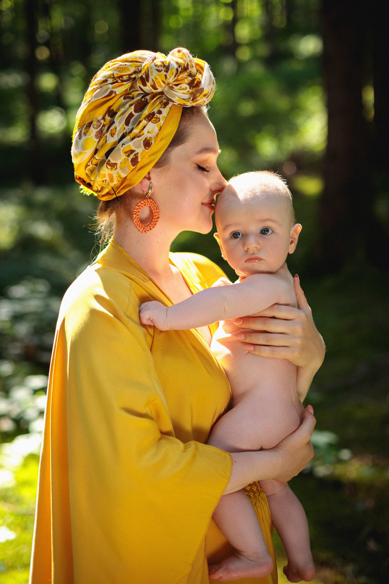 Mutter mit kleinem Baby im Wald. Familien shooting in Heilbronn, Stuttgart, Heidelberg, Öhringen
