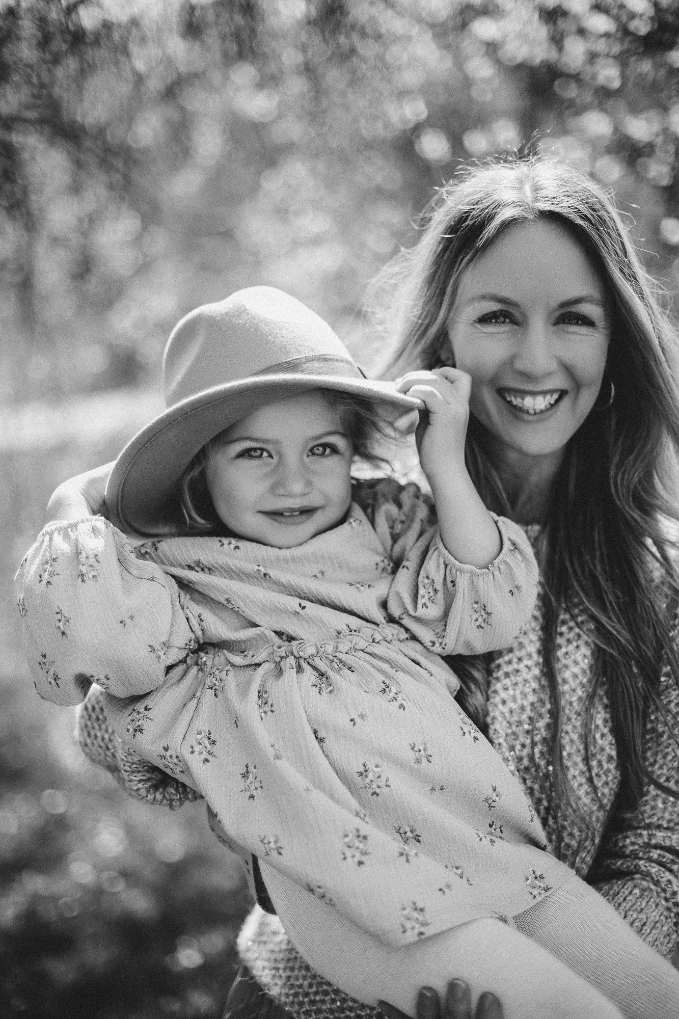 Mama mit kleiner Tochter in Frühling in Park in Bad Rappenau. Familien shooting in Heilbronn, Stuttgart, Heidelberg, Öhringen