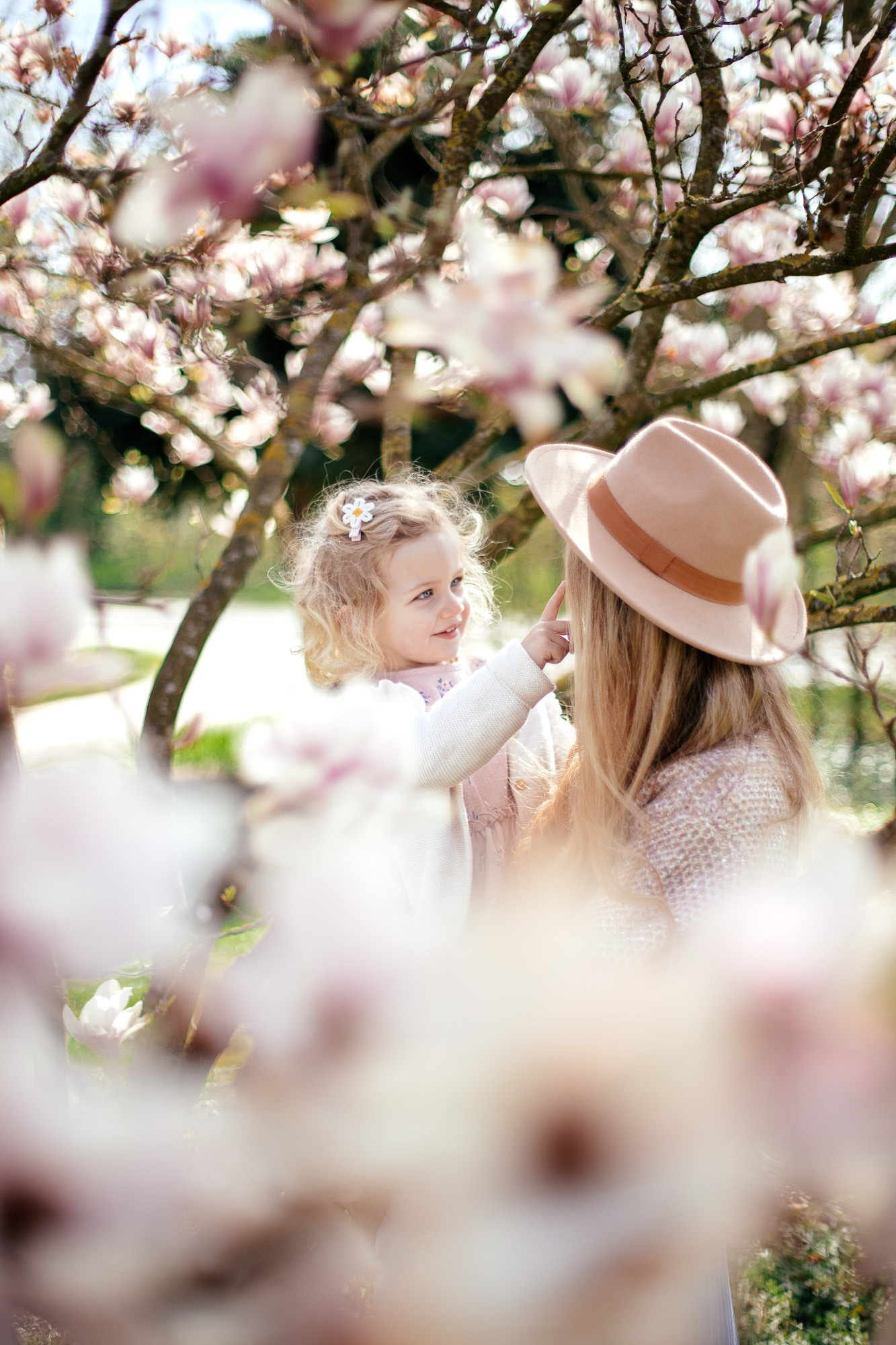 Kleines Mädchen mit Mama in Frühlingsblumen in Bad Rappenau. Familien shooting in Heilbronn, Stuttgart, Heidelberg, Öhringen