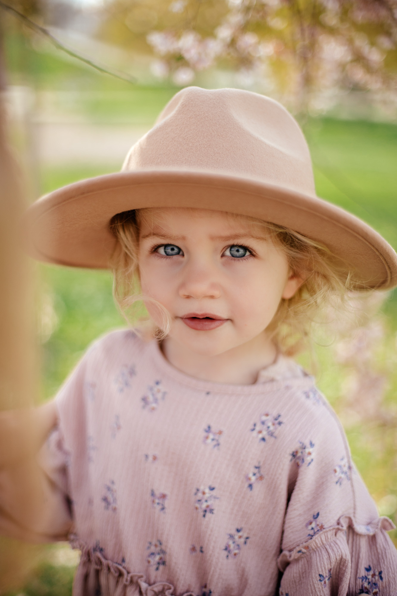 Kleines Mädchen in Frühlingsblumen in Bad Rappenau. Familien shooting in Heilbronn, Stuttgart, Heidelberg, Öhringen