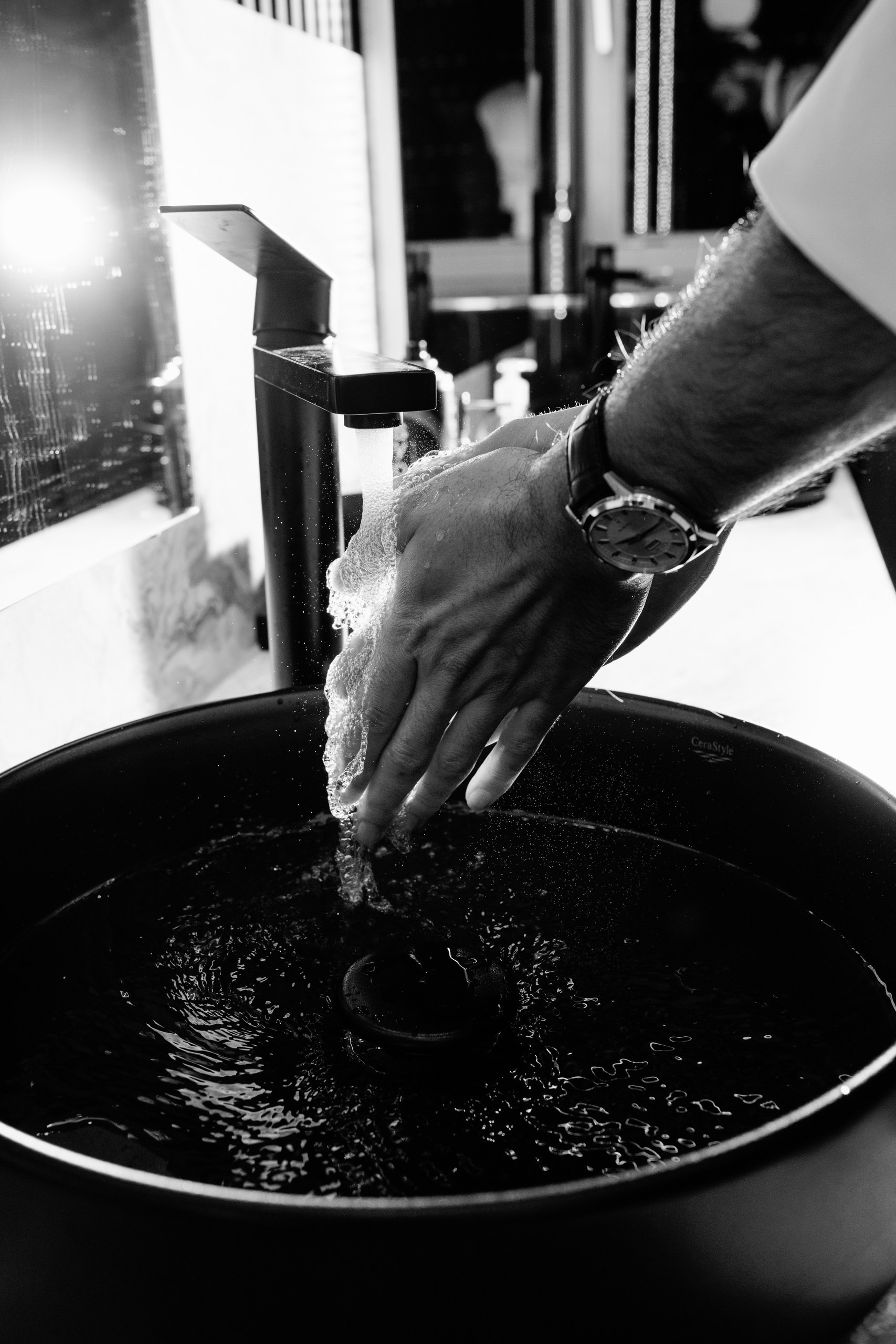 Bräutigam wäscht seine Hände