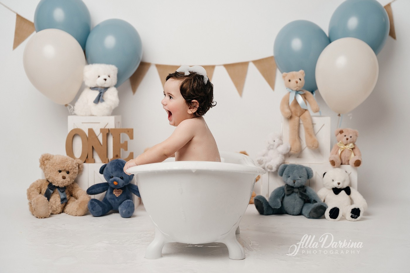 Teddy bear cake smash session. Newborn and family photographer. Hills District. Sydney