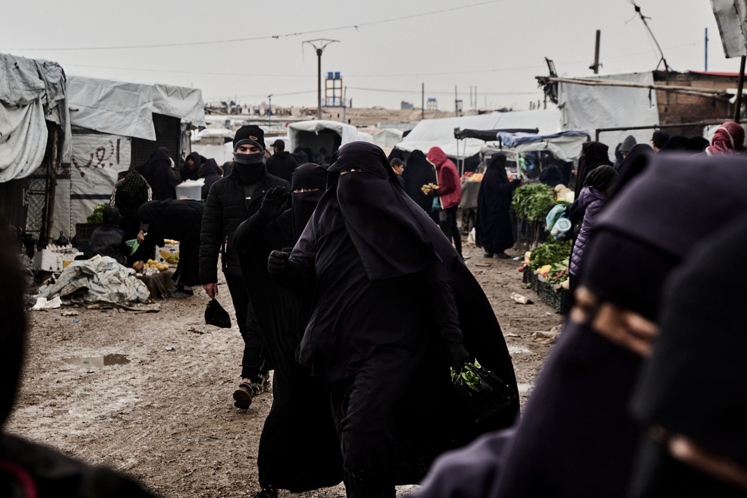 Al Hol, 11 février 2025 – Des femmes dans le marché du camp d'Al Hol. "Ahmed al-Charaa passe son temps à visiter d'autres pays mais il ne s'occupe pas de son propre peuple, il nous oublie", se plaint l'une d'elles. "La chute de Bachar n'a rien changé pour nous !"