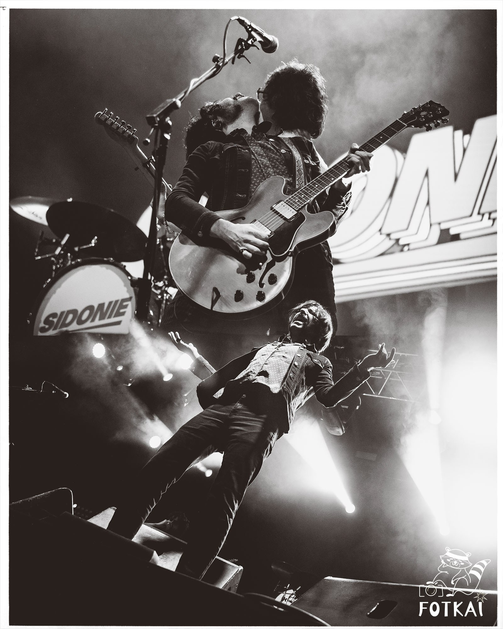 Sidonie y La La Love You en Torrevieja: una noche de contrastes que encendió el Palacio de los Deportes | FOTKAI