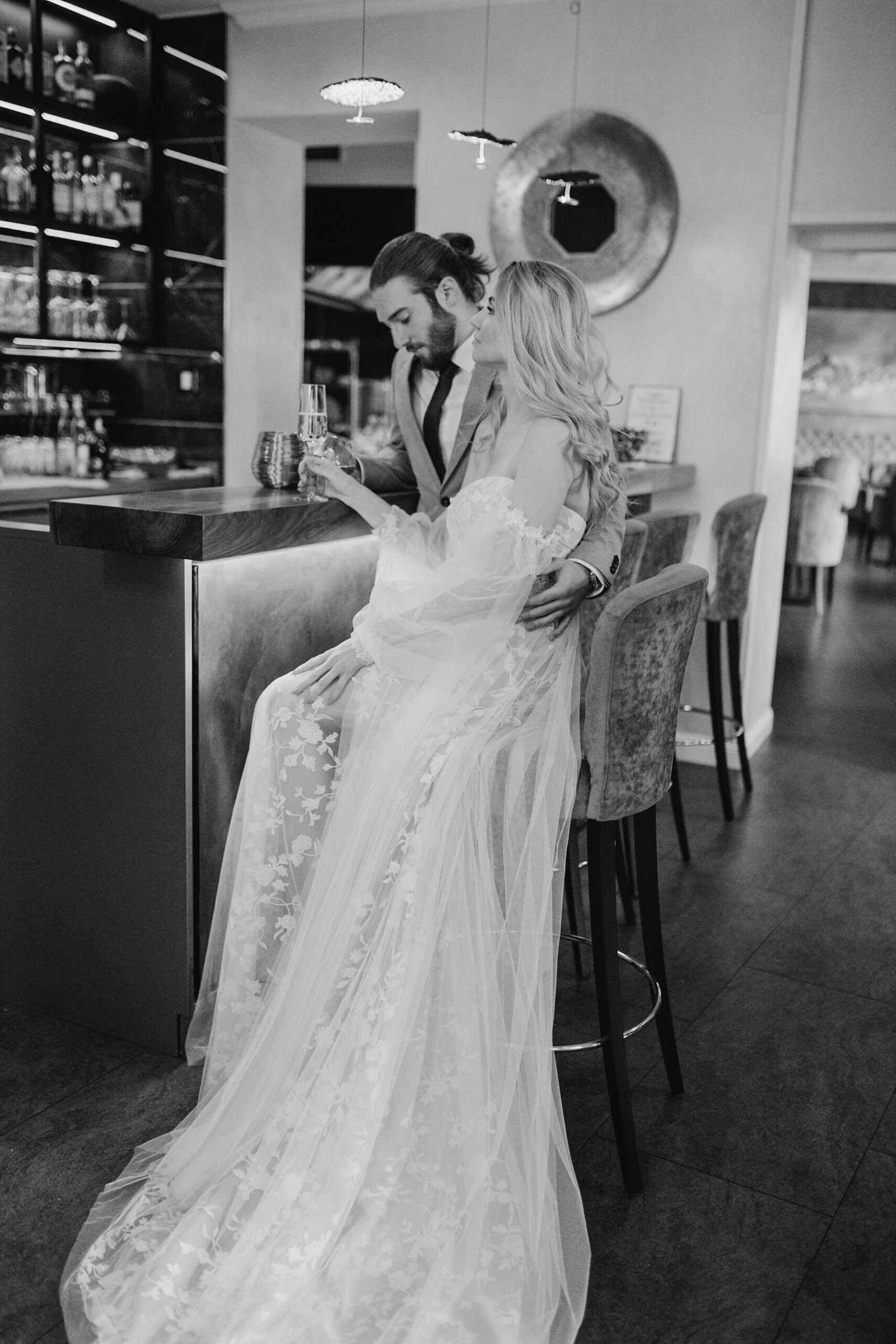 chwarz-weiß-Fotografie eines emotionalen Brautkusses – zeitlose Hochzeitsreportage.