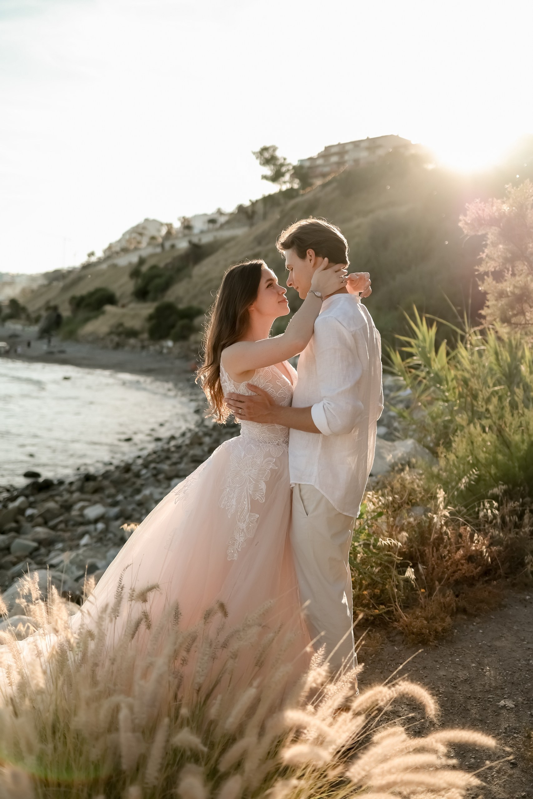 Brautpaar tanzt verliebt auf Felsen, Meer im Hintergrund, goldenes Abendlicht, After Wedding Shooting Alicante