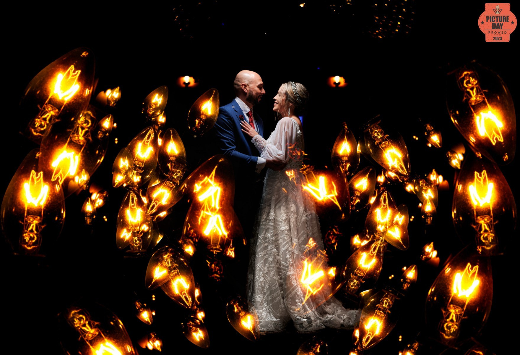 novios-besandose-centro-historico-cartagena