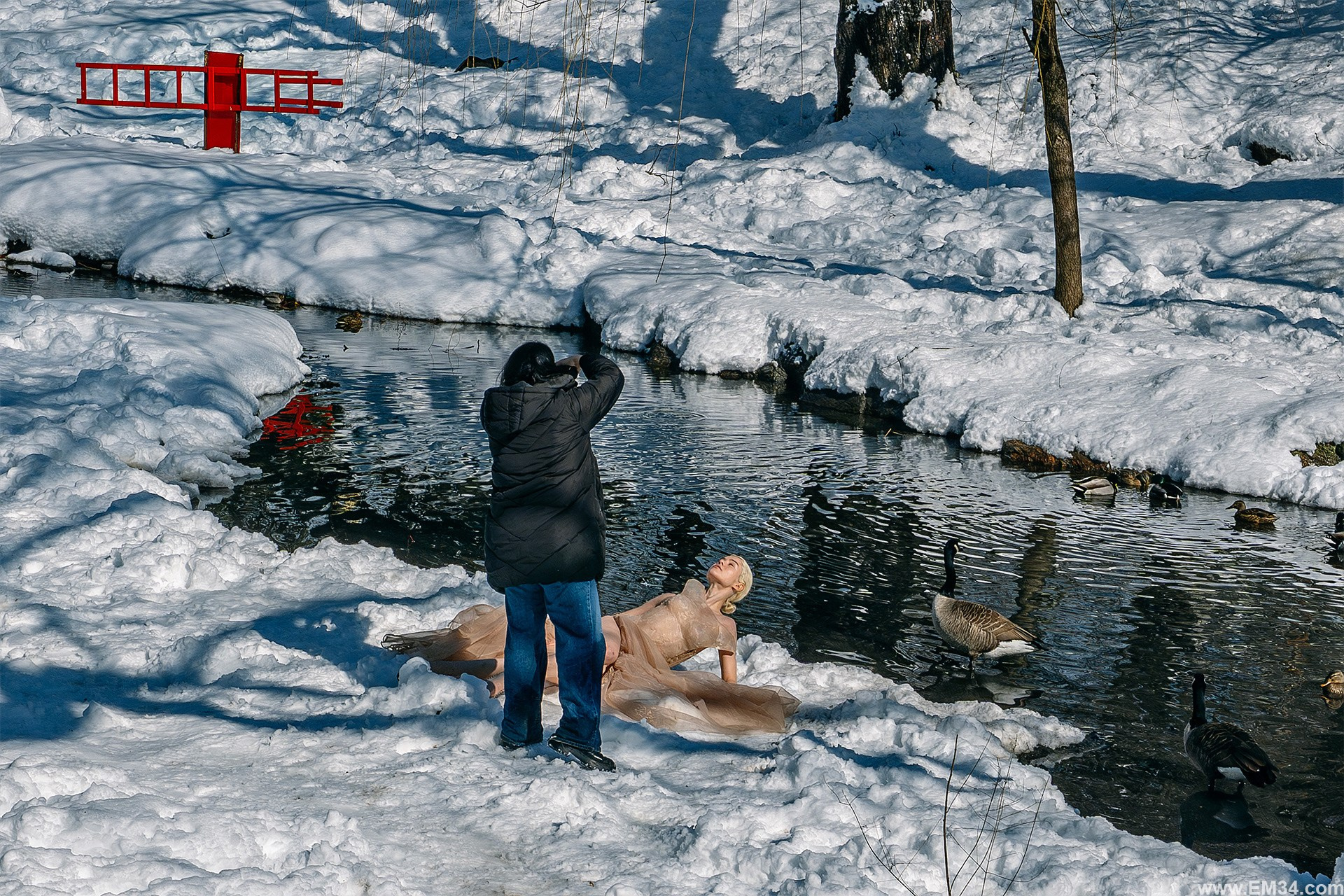 Two days after the blizzard, I walked from Central Park at 59th to Grand Central. Raw street photos of NYC quietly carrying on. Emin Kuliyev — Award-Winning Wedding Photojournalist NYC & USA | Best Wedding Photographer Known for Candid, Timeless Moments