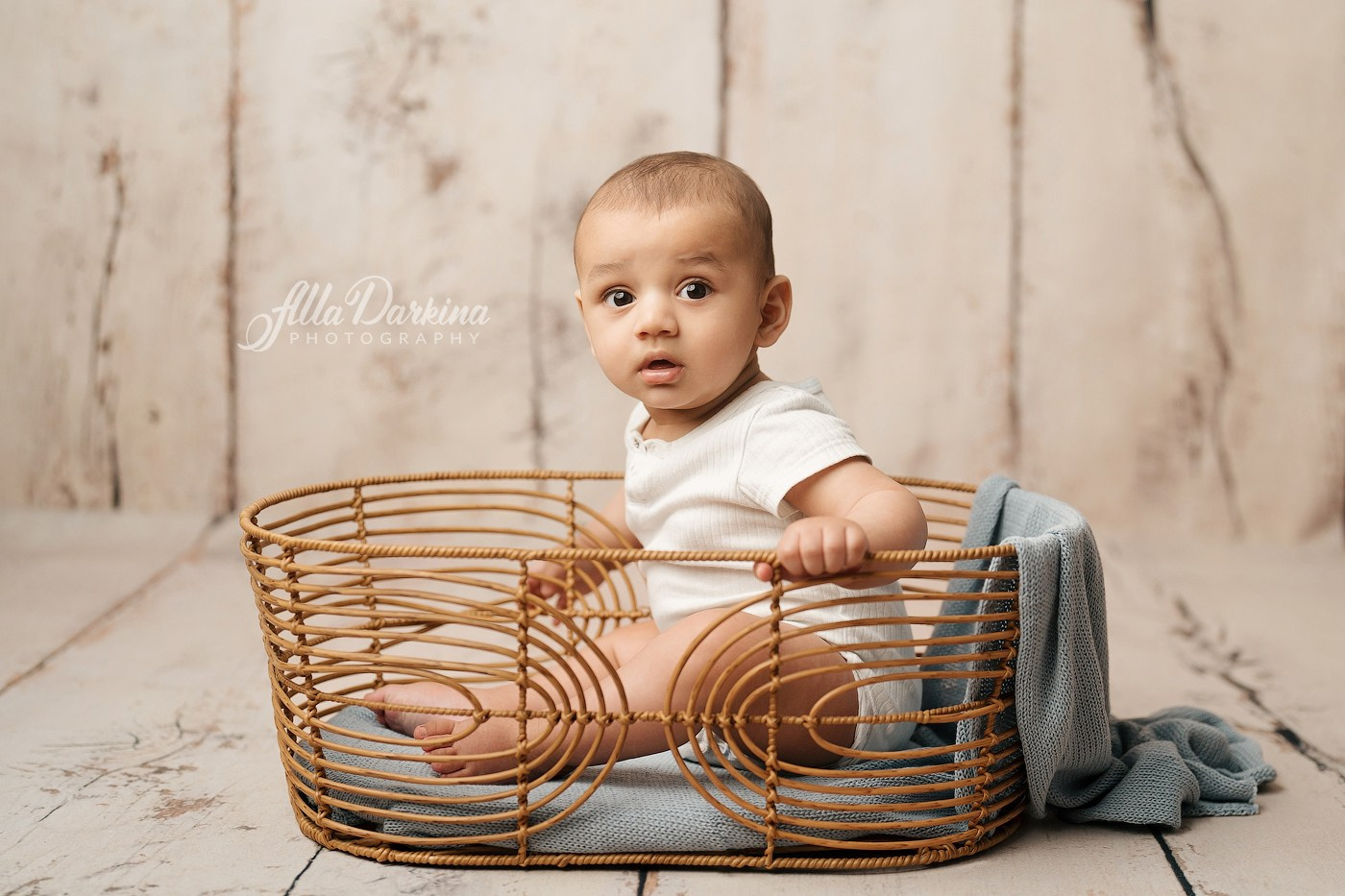 Photo session for 3-12 months babies price guide. Newborn and family photographer. Hills District. Sydney