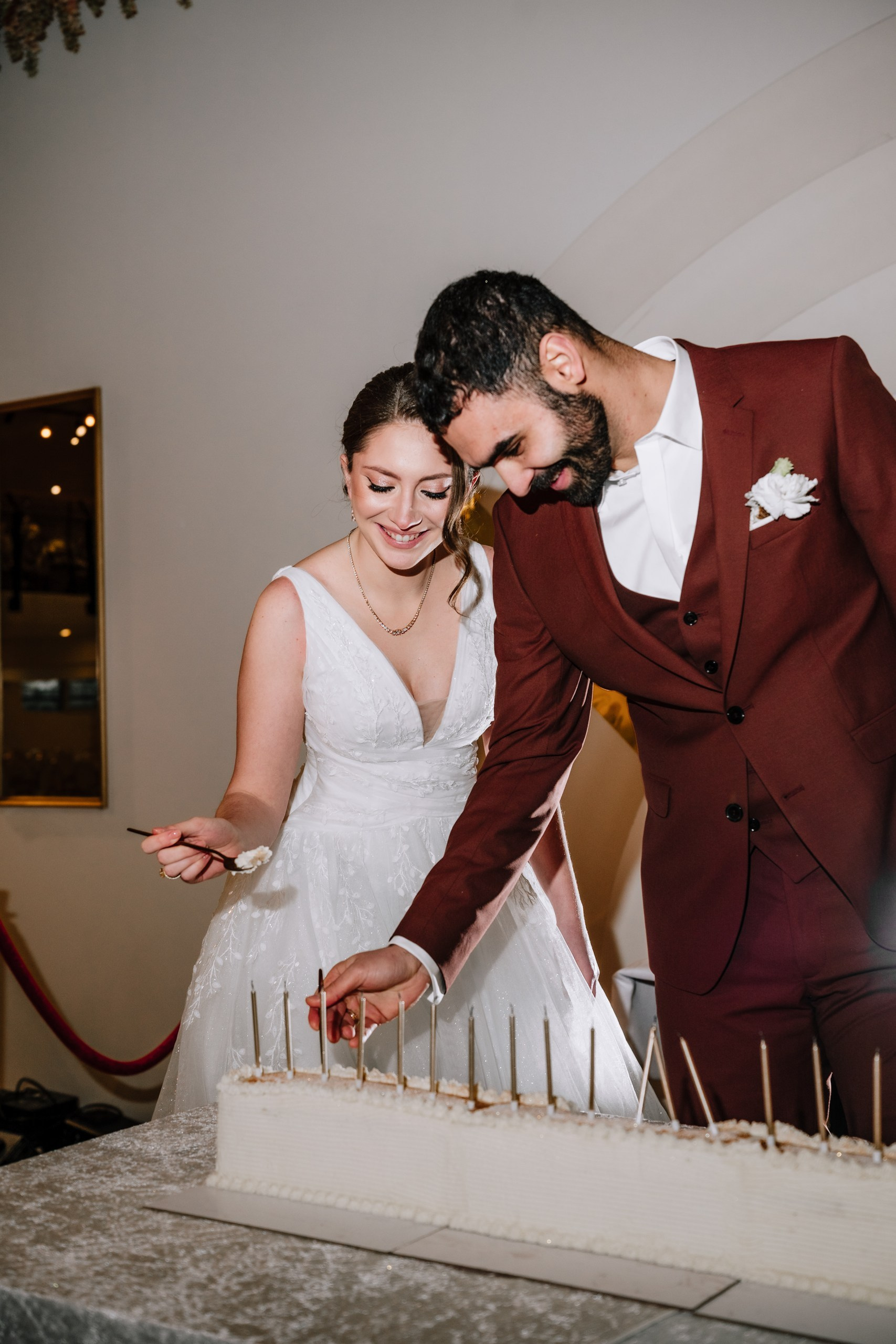 Tortenanschnitt von Vanessa und Tahar bei ihrer Hochzeit im The Eventery fotografiert von Anna Saribekyan