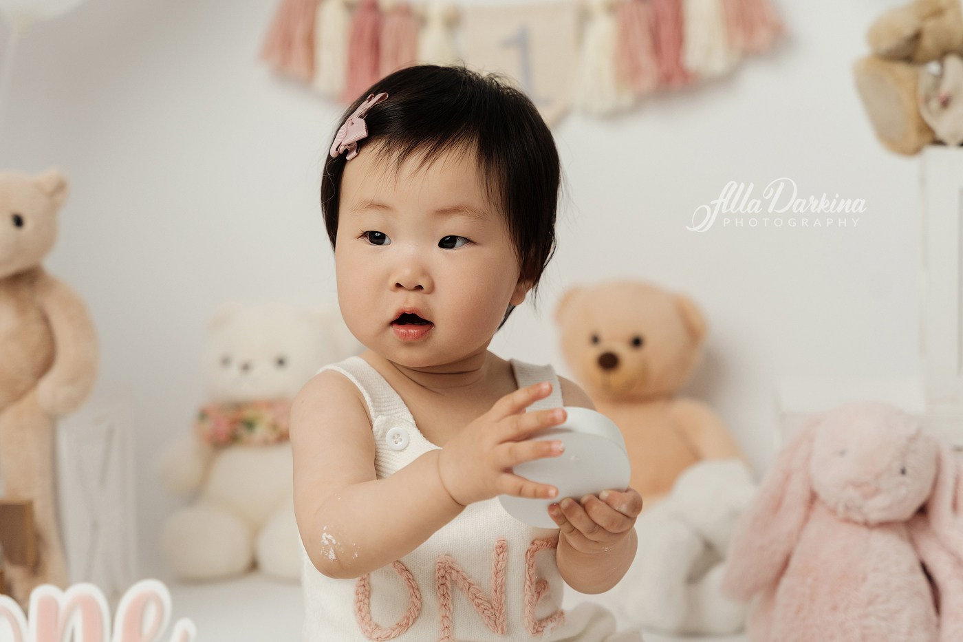 Cake smash session. Newborn and family photographer. Hills District. Sydney