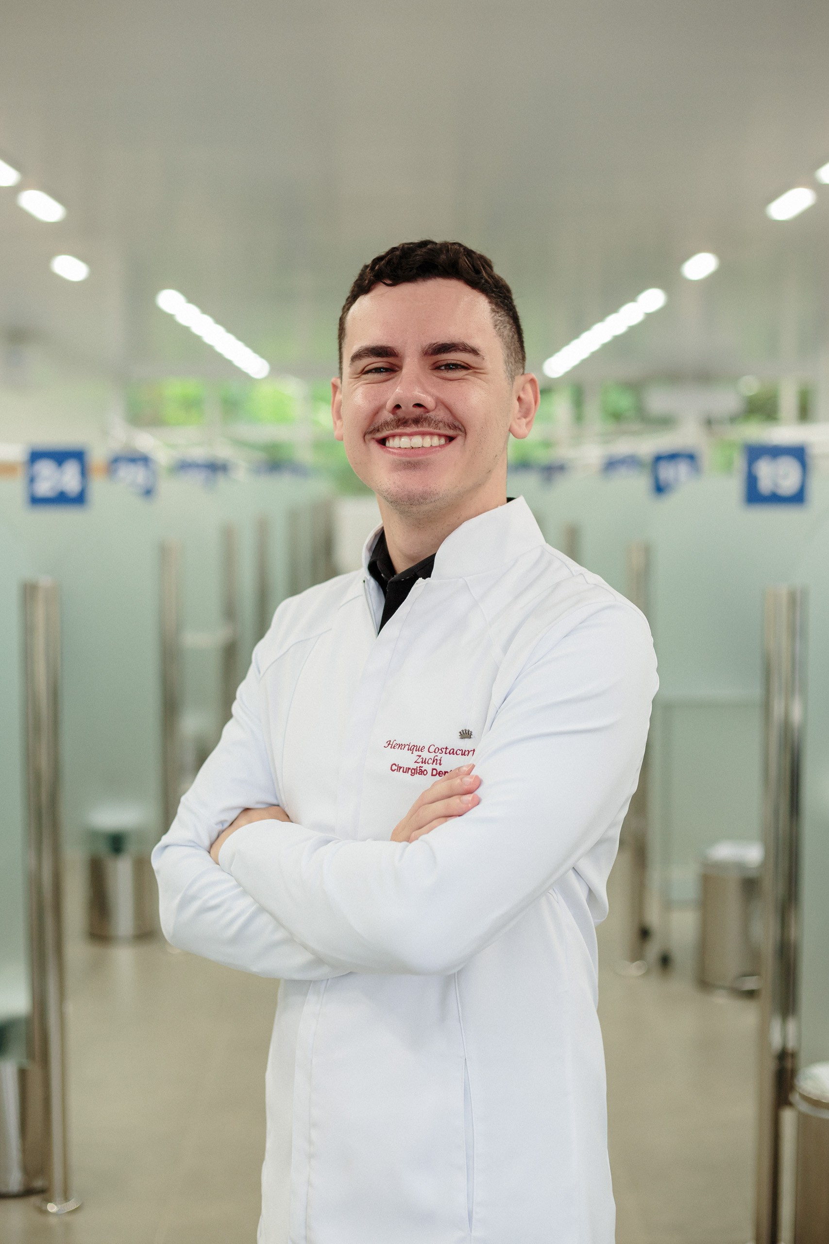 Fotografia de ensaio de formatura em estúdio e clinica de dentista para o Henrique em Itajaí