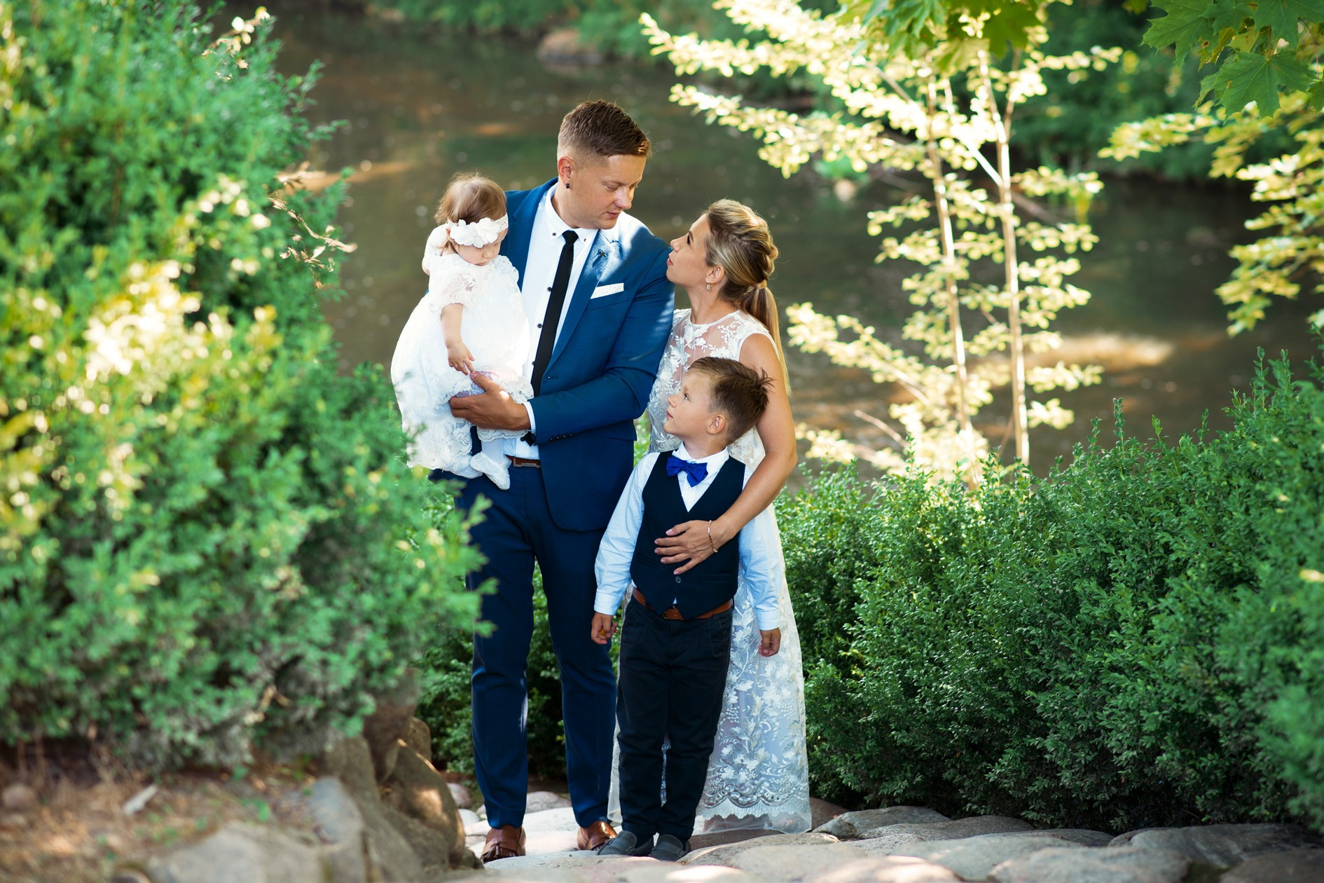 Krikštynos, krikštas, krikštynų fotosesija, ceremonija, bažnyčia krikštynų pasiruošimo fotografavimas. Krikštynų fotografas Vilnius Trakai kaina krikštynų fotografavimas fotografė personal.lt photogrpahy kainos šeima, vaikai profesionali natūrali meninė reportažinė klasikinė fotosesija, krikštynų fotosesija gamtoje