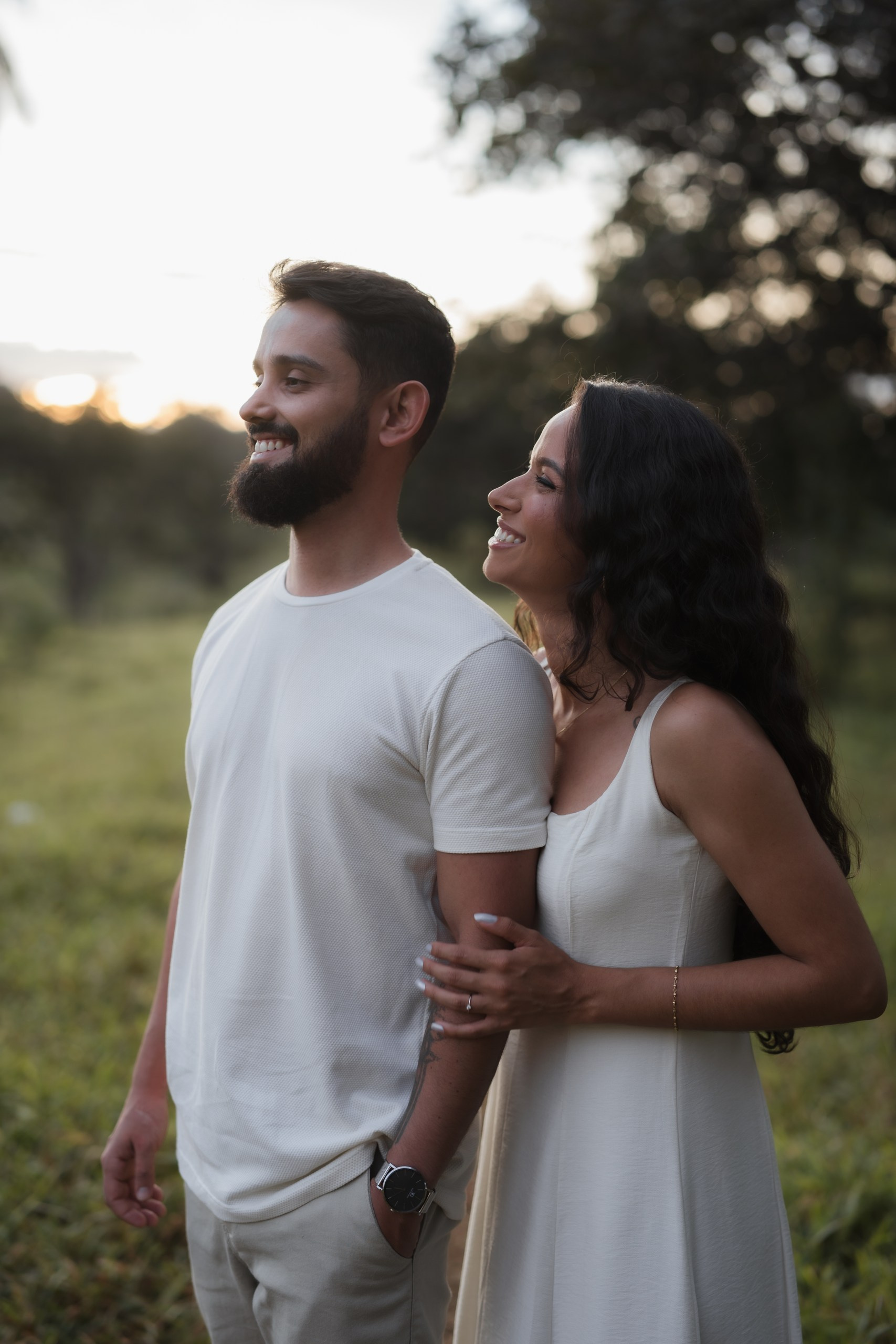 Registro espontâneo de Diego e Luana durante ensaio pré-casamento em Belo Horizonte, Minas Gerais.