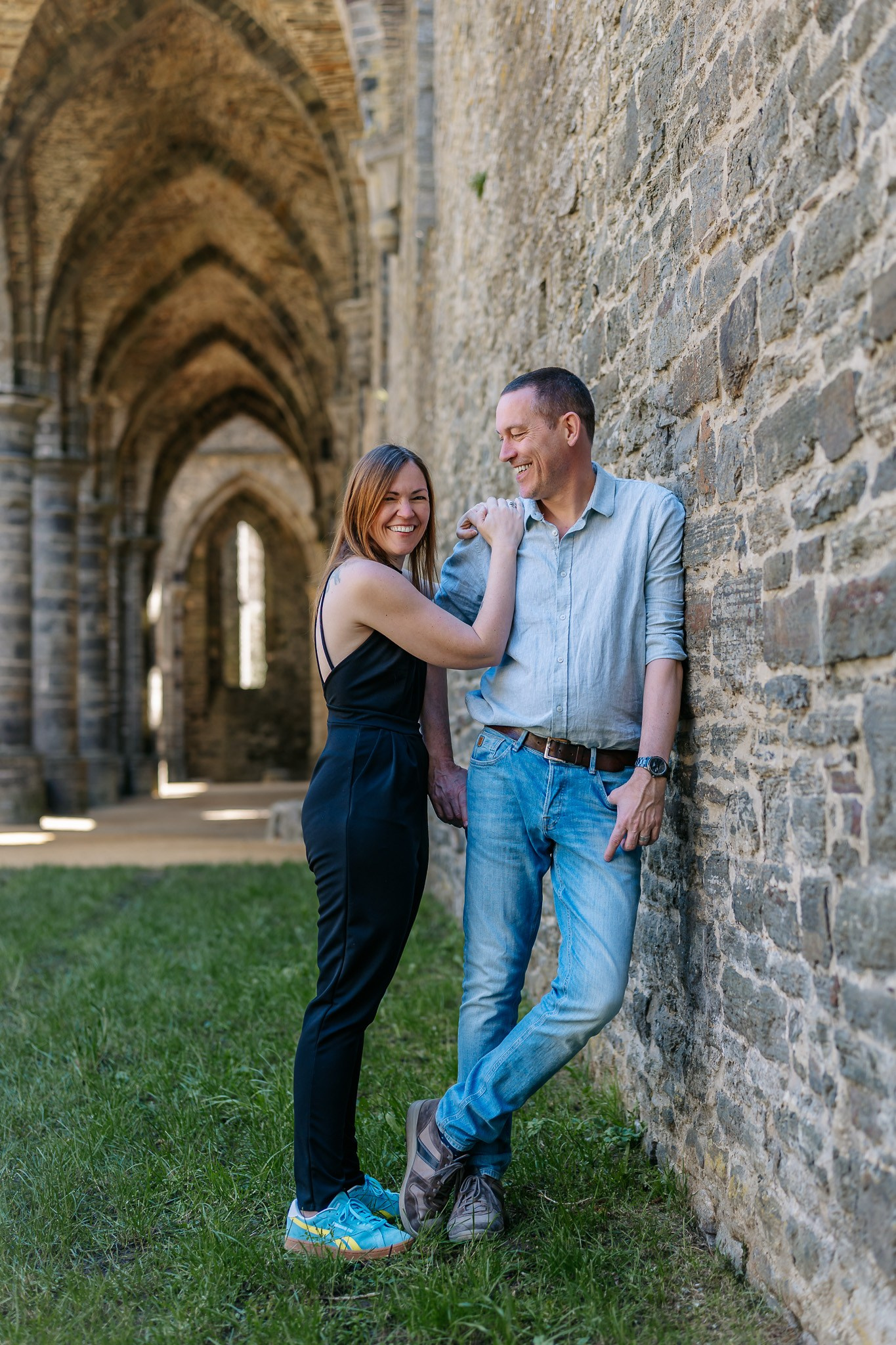 Intieme koppelshoot met zachte emoties in Villers-la-Ville abdij - Kapture Fotografie