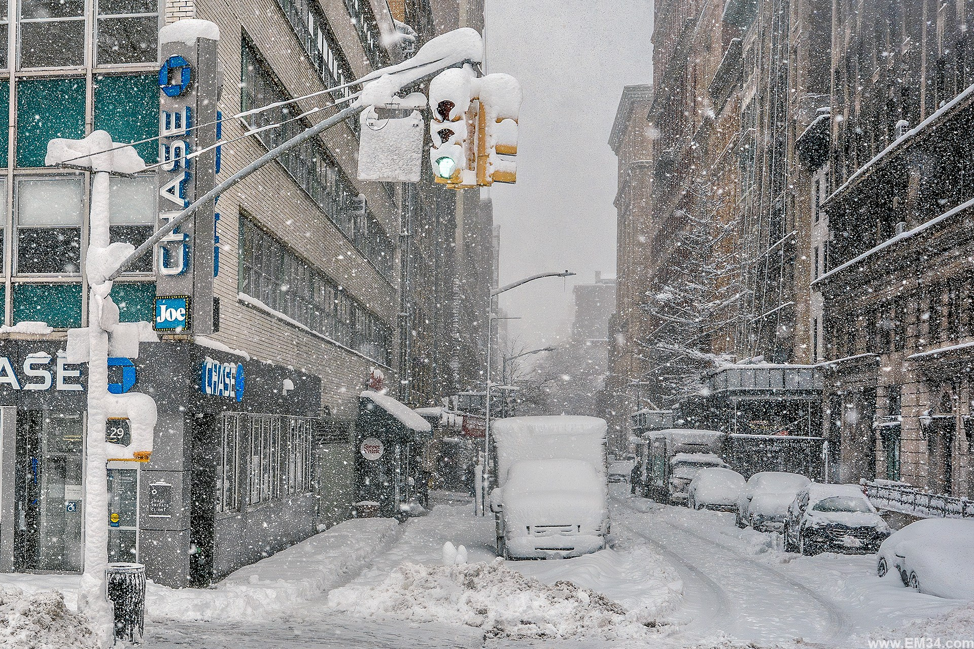 Blizzard in Manhattan, New York — two days ago. After 25 years here I braved the freezing storm to capture fairy-tale snow at iconic spots. Emin Kuliyev — Award-Winning Wedding Photojournalist NYC & USA | Best Wedding Photographer Known for Candid, Timeless Moments