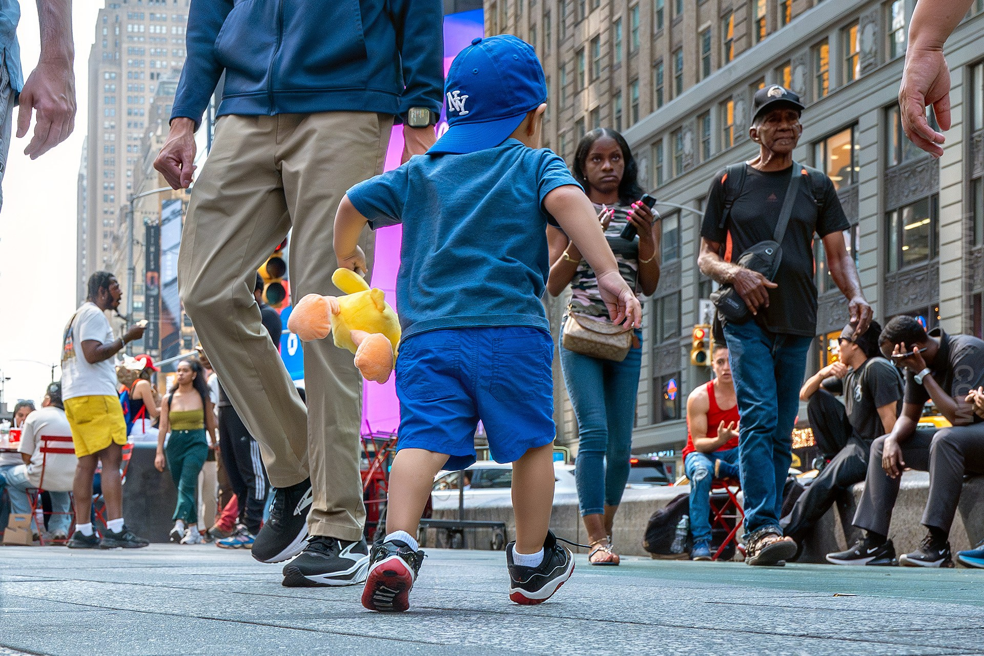 Dominican Day Parade NYC Photos — Sony A9 III + 16-35mm GM Lens Capturing 42nd to 55th Street in Stunning Street Photography. Emin Kuliyev — Award-Winning Wedding Photojournalist NYC & USA | Best Wedding Photographer Known for Candid, Timeless Moments