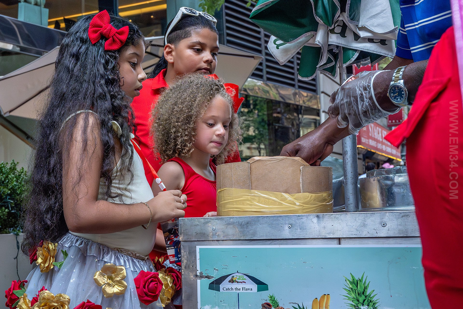 Dominican Day Parade NYC Photos — Sony A9 III + 16-35mm GM Lens Capturing 42nd to 55th Street in Stunning Street Photography. Emin Kuliyev — Award-Winning Wedding Photojournalist NYC & USA | Best Wedding Photographer Known for Candid, Timeless Moments