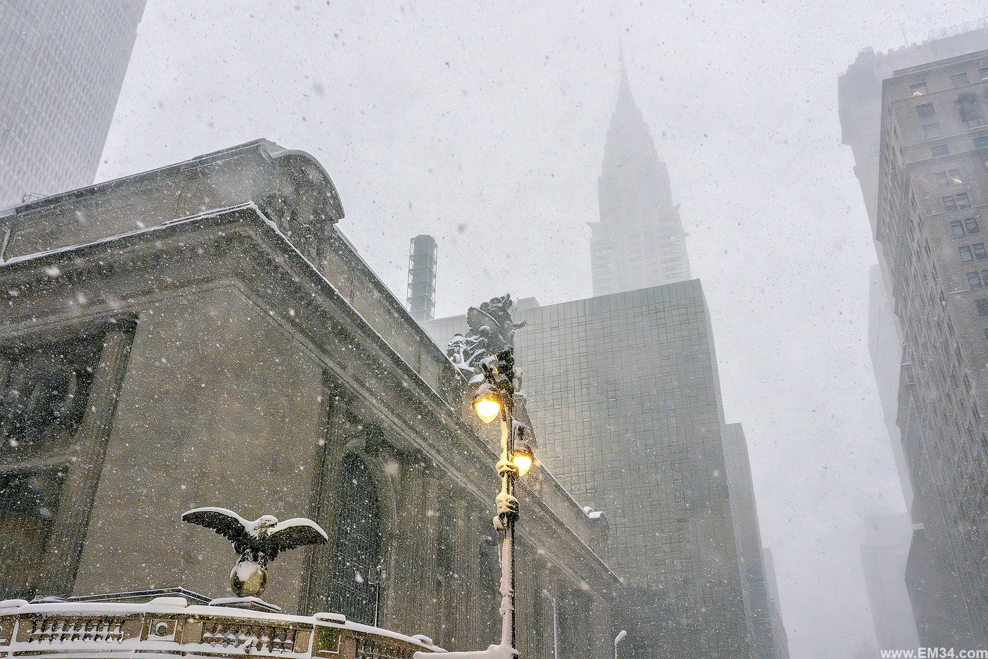 Blizzard in Manhattan, New York — two days ago. After 25 years here I braved the freezing storm to capture fairy-tale snow at iconic spots. Emin Kuliyev — Award-Winning Wedding Photojournalist NYC & USA | Best Wedding Photographer Known for Candid, Timeless Moments